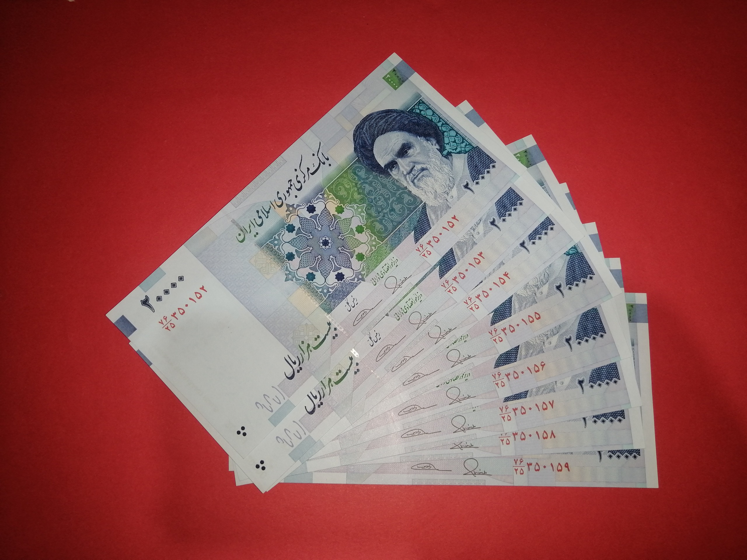 8 برگ متوالی از یک بسته جذاب نخ مرکزی طیب نیا صیف