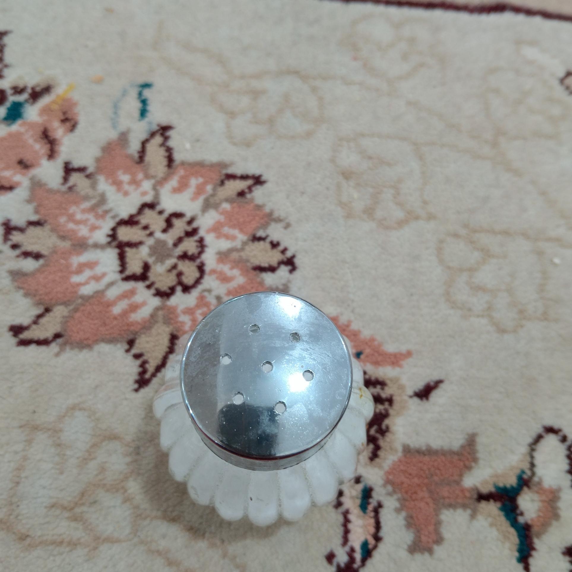 نمکدان با نمک