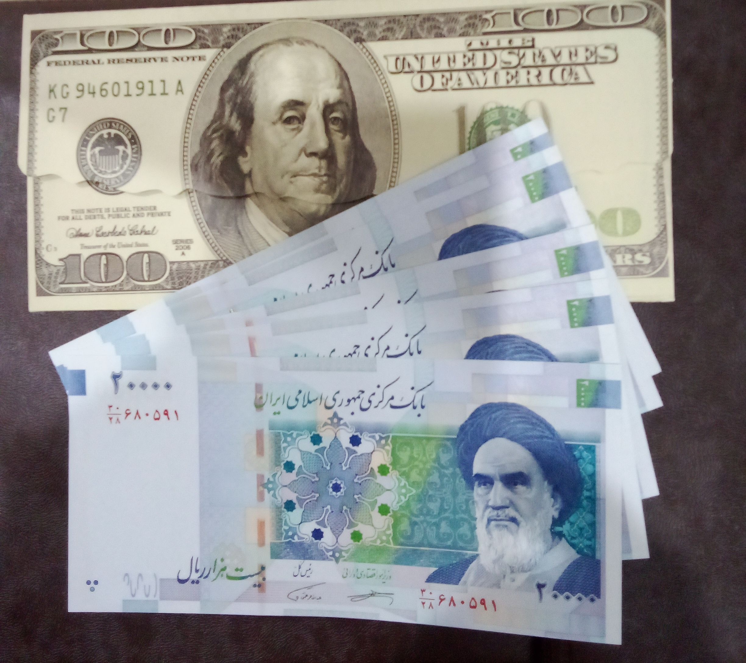 10برگ اسکناس بانکی در پاکت دلاری