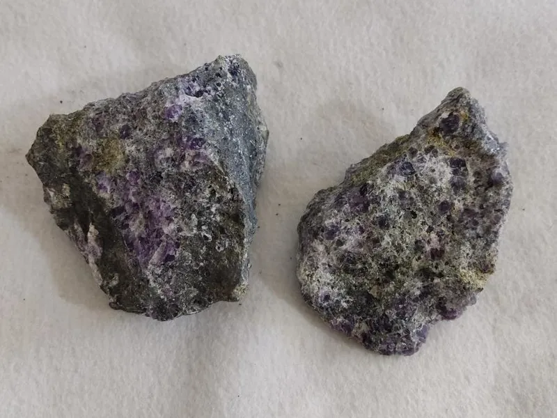 دو کلوخه بلورهای فلوریت بنفش فوق العاده زیبا