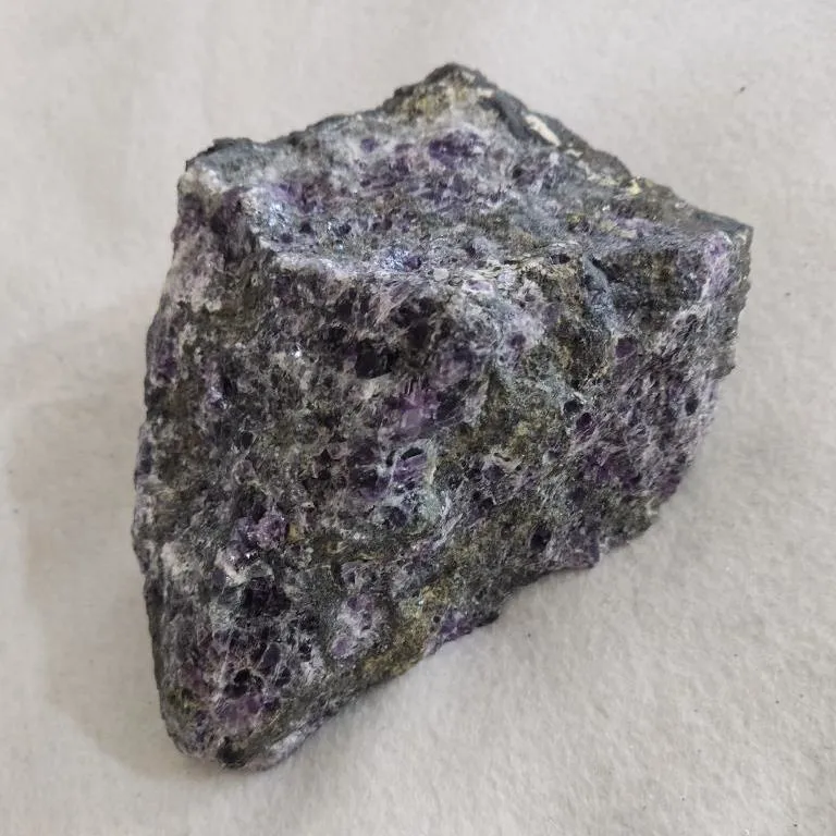 کلوخه بلورهای فلوریت بنفش روی بستر فوق العاده زیبا