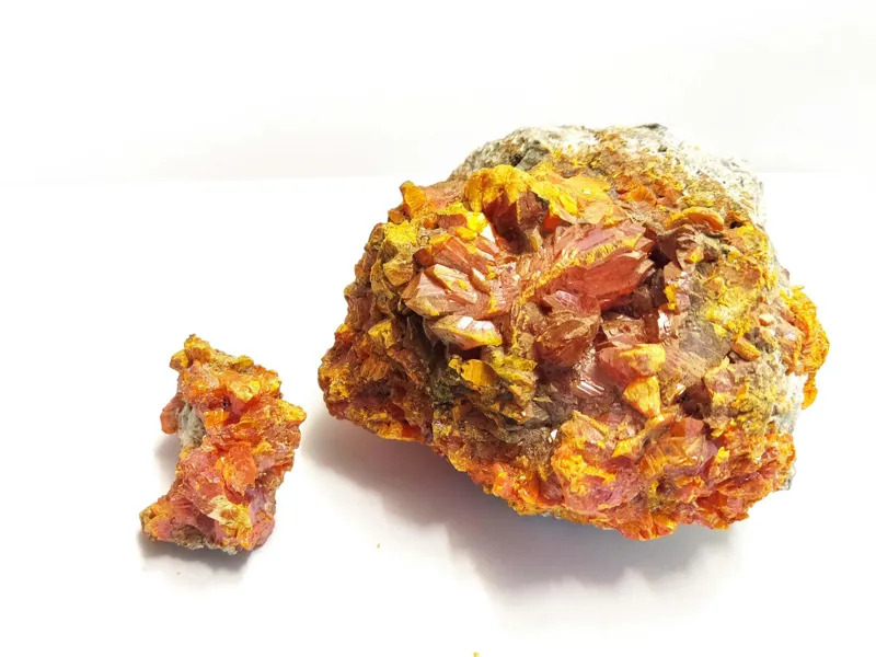 کلوخه بلورهای سینابر(کانی جیوه) و اورپیمان(زرنیخ)