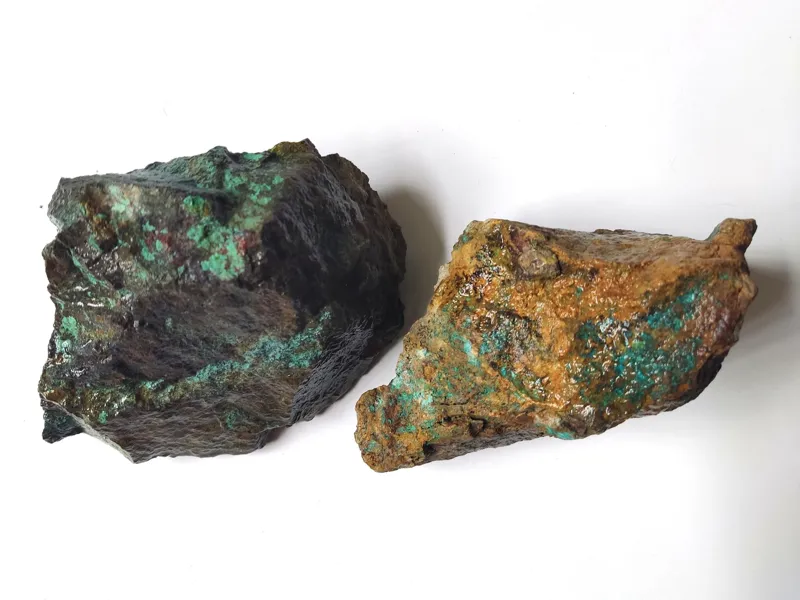 دو کلوخه رگه مالاکیت و کریزوکولا