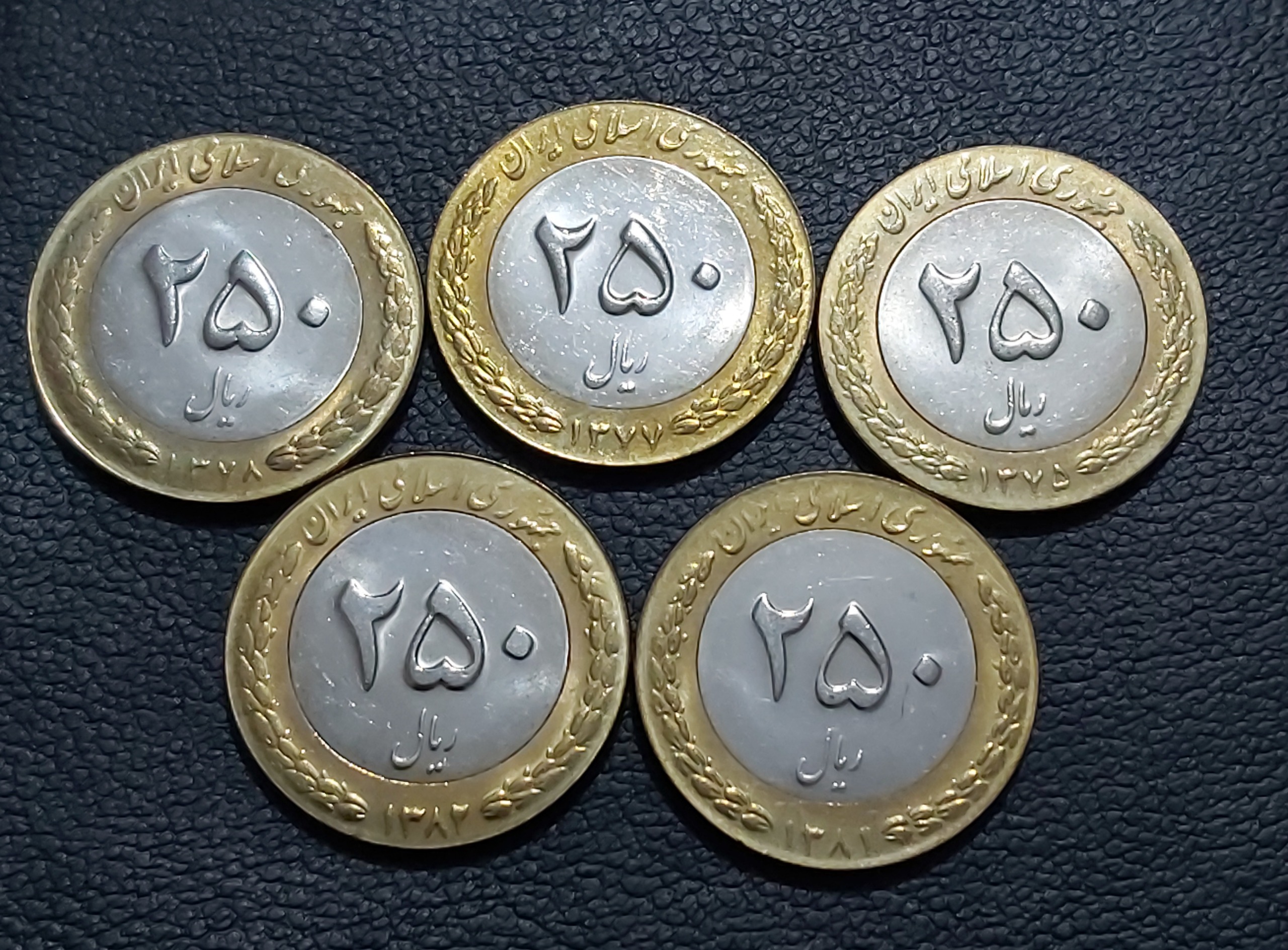 5 عدد 25 تومنی دو رنگ تاریخ مختلف بانکی طبق تصویر