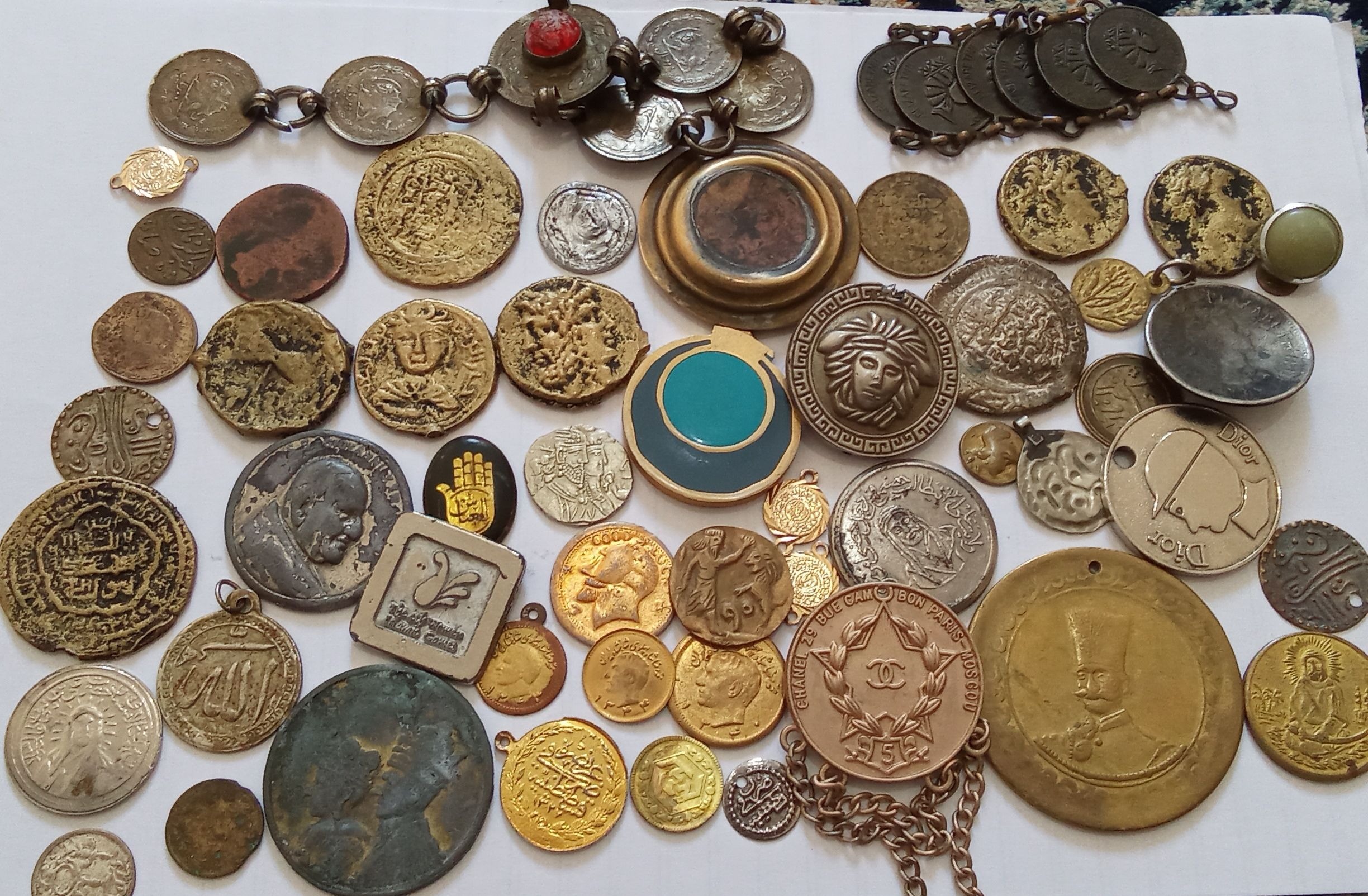 تعداد زیادی سکه ومدال ارزشمند