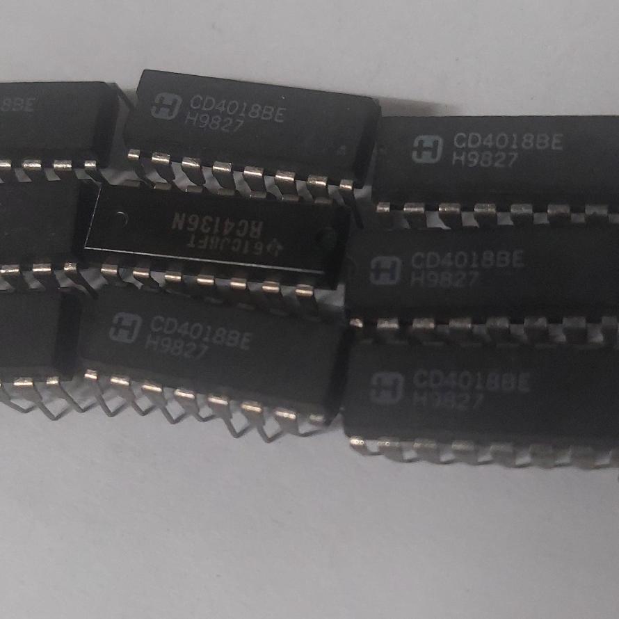 آی سی CD4018