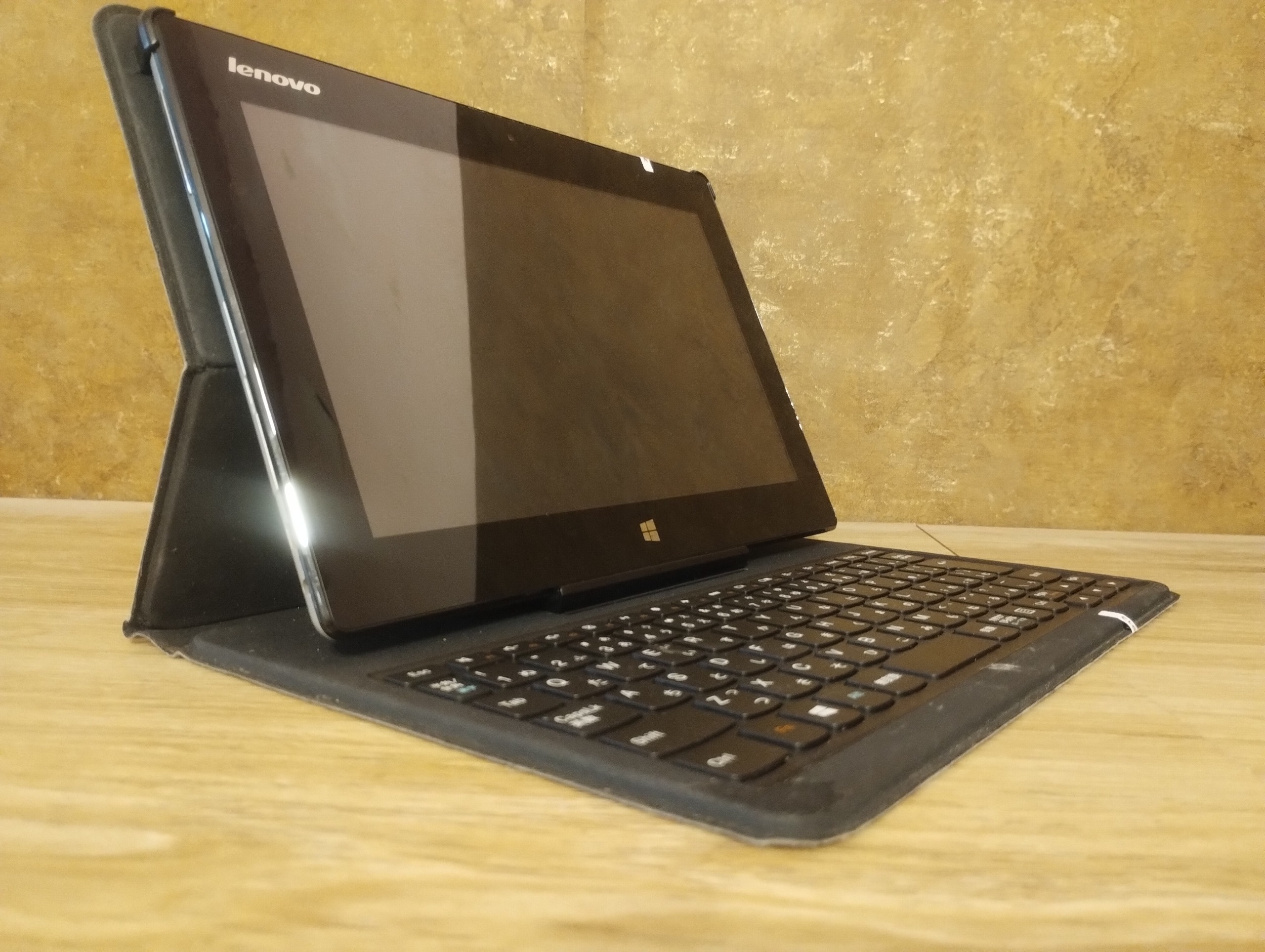 تبلت ویندوزی لنوو میکس 10 با کاور فابریک