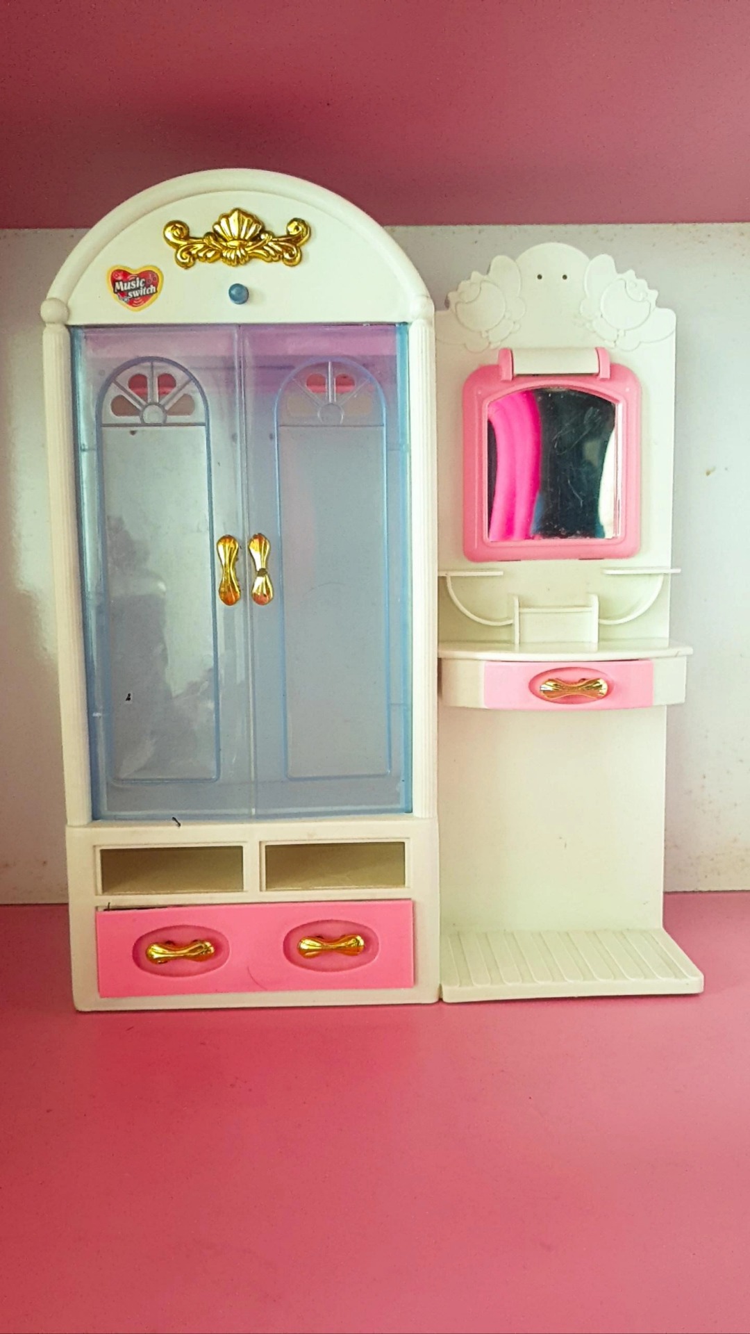 کمد و میز ارایشی باربی (توضیحات داره)