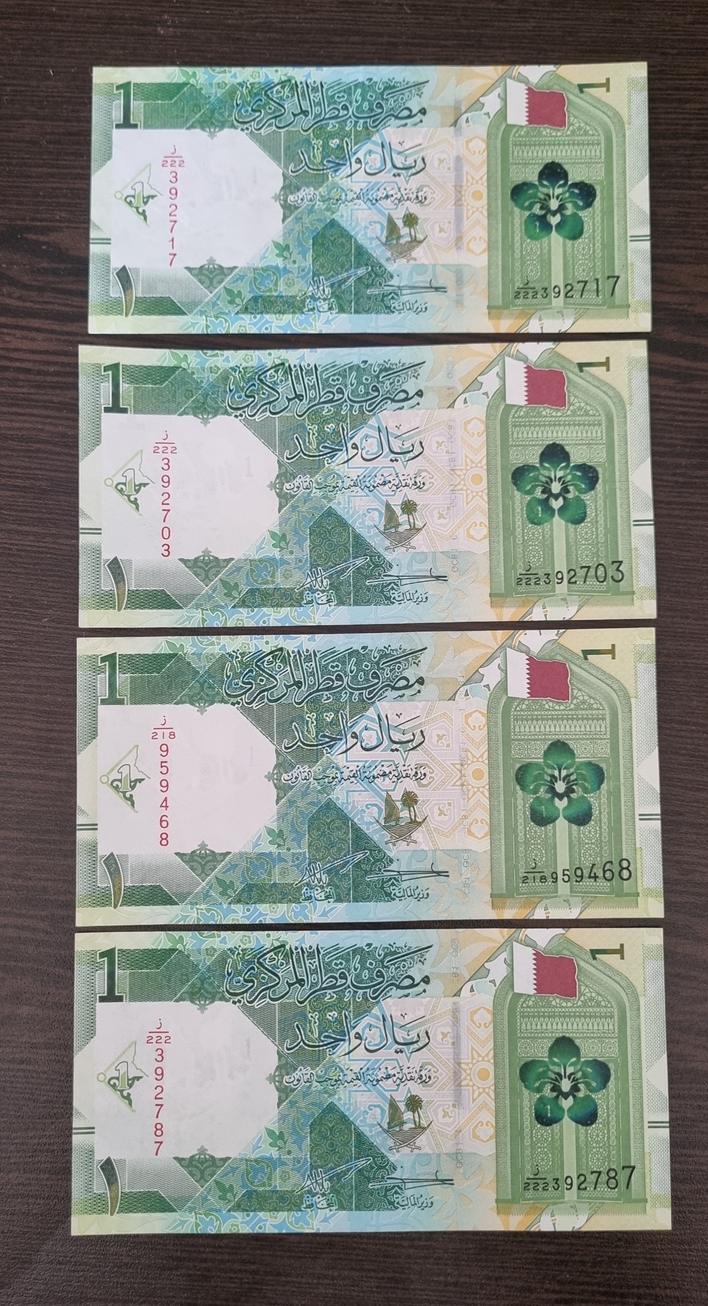 4 اسکناس تک 1 ریال قطر باهم