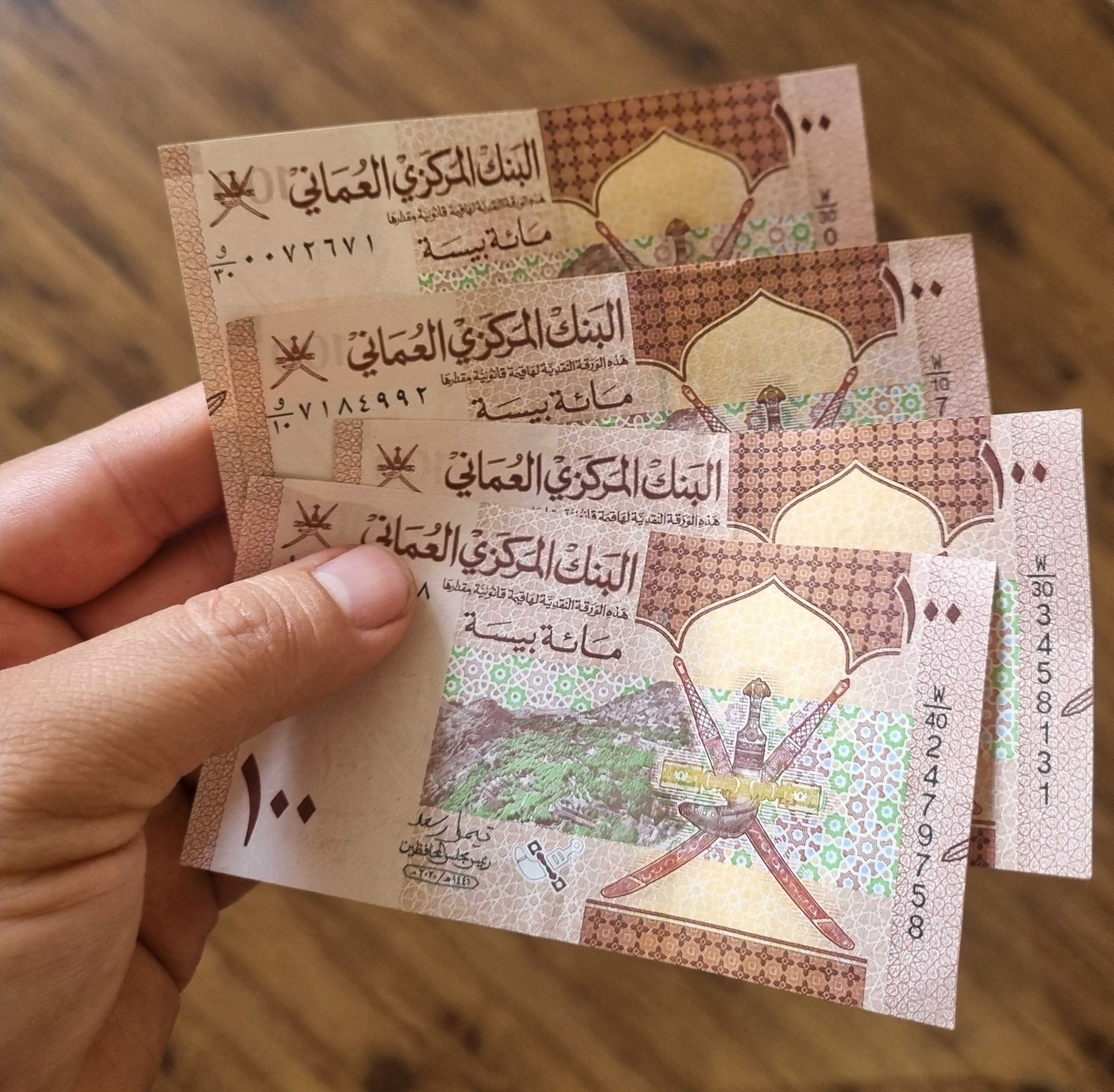 4 اسکناس 100 بیسه عمان باهم