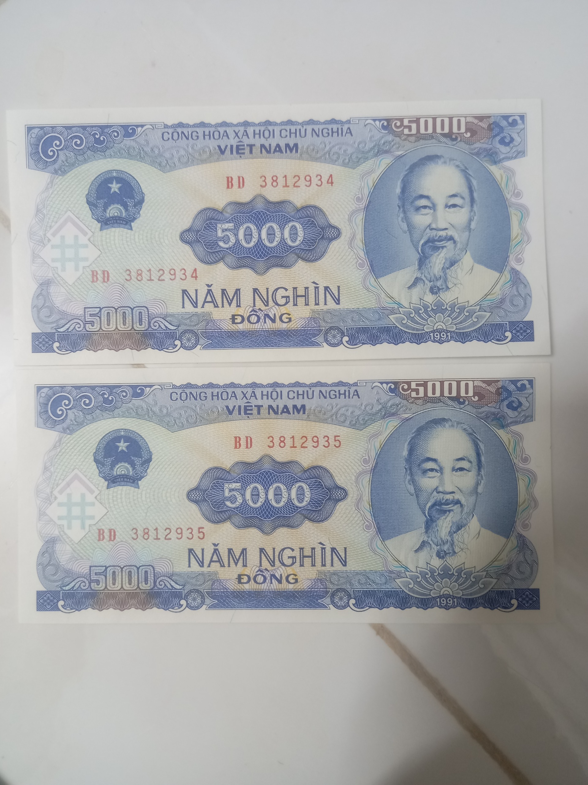 یک جفت اسکناس 5000 دونگ ویتنام