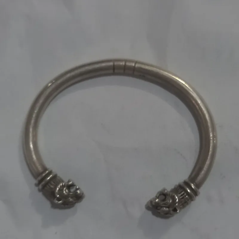 پالهنگ نقره با دو سر شیر ( نماد قدرت )