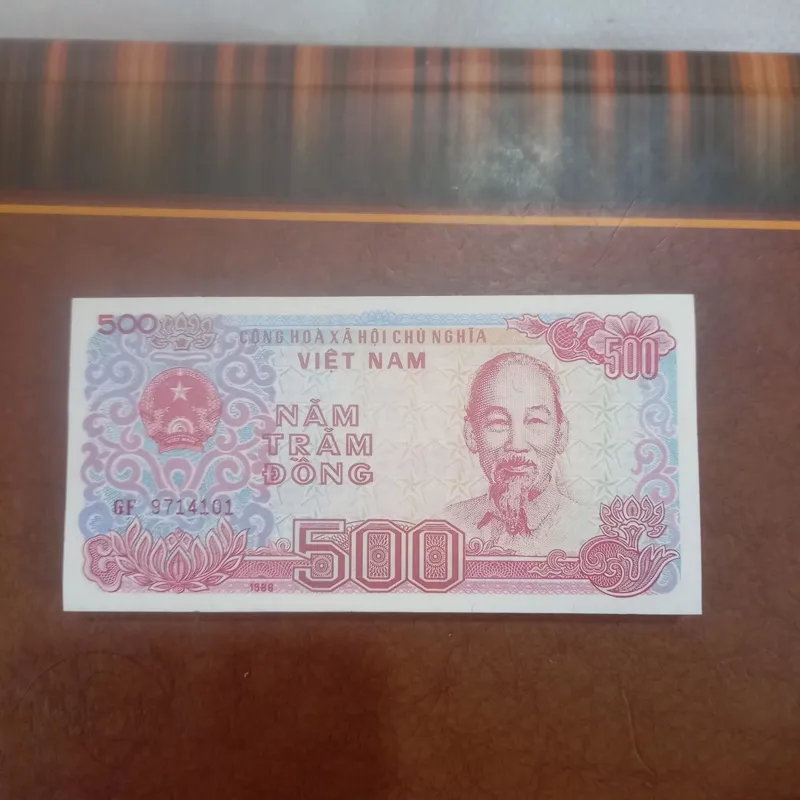 یک بسته اسکناس 500 دونگ ویتنام