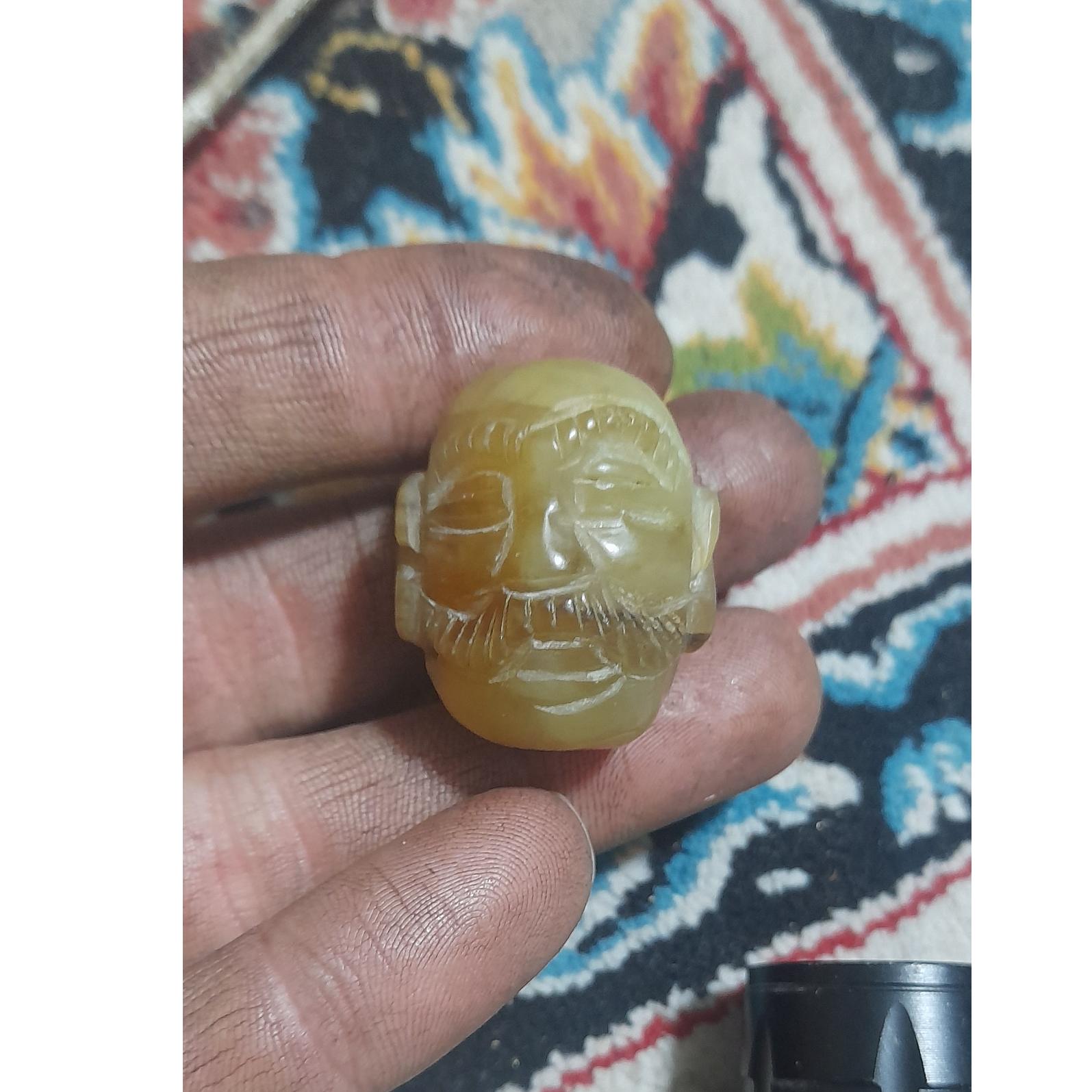 سنگ قدیمی رخ انسان