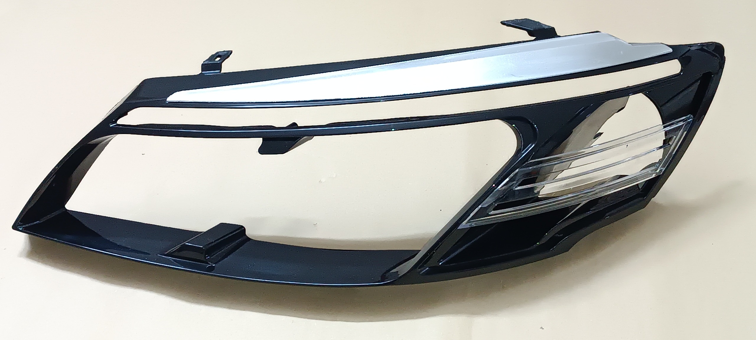 قاب داخل چراغ رانا پلاس