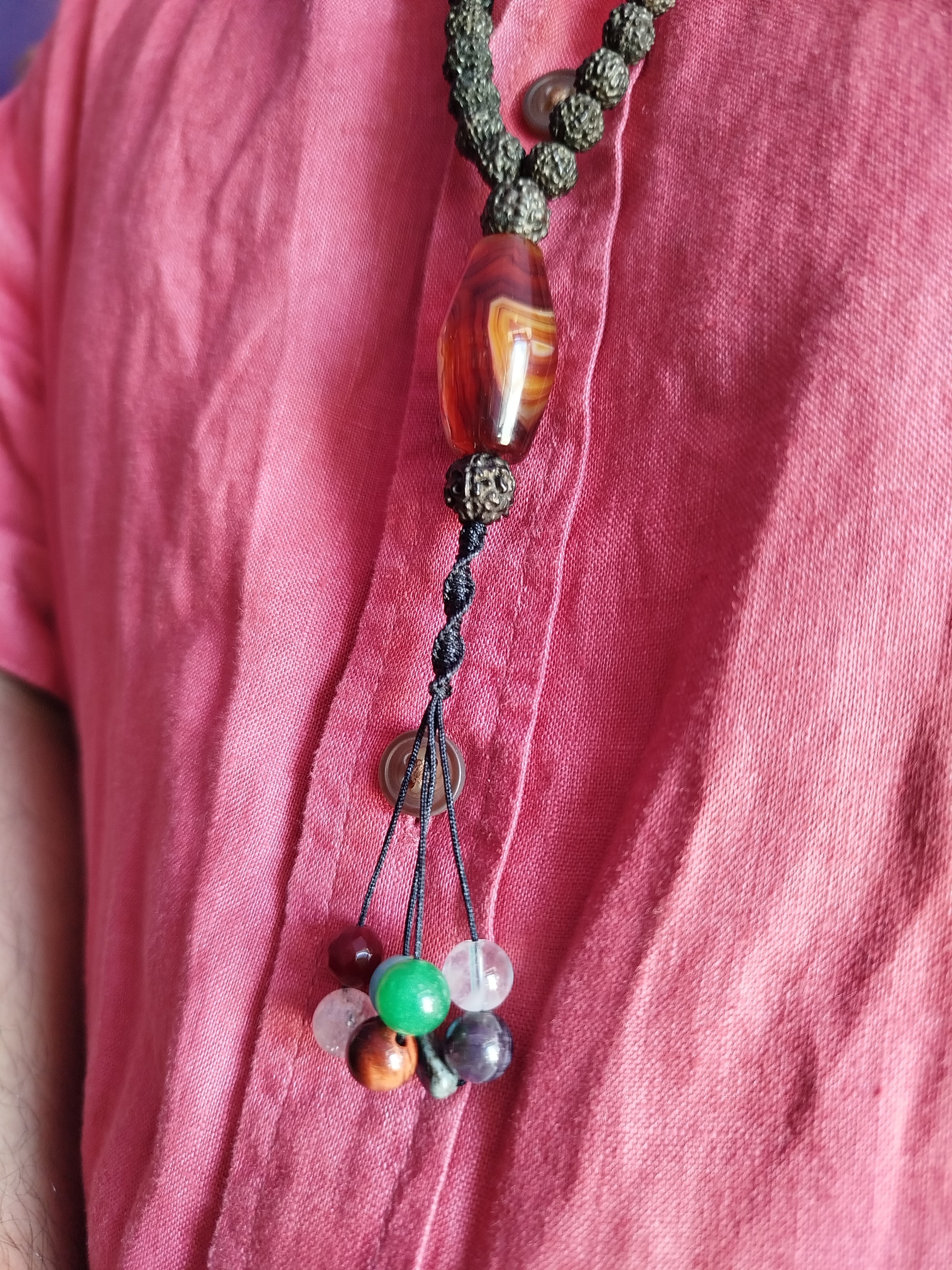 گردنبند رودراکشا سیاه با عقیق سلیمانی معدنی