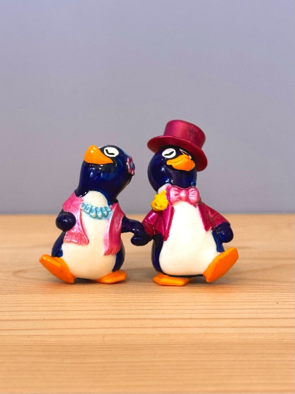 ست 10 تایی پنگوئن سری جشن از تخم مرغ شانسی کیندر