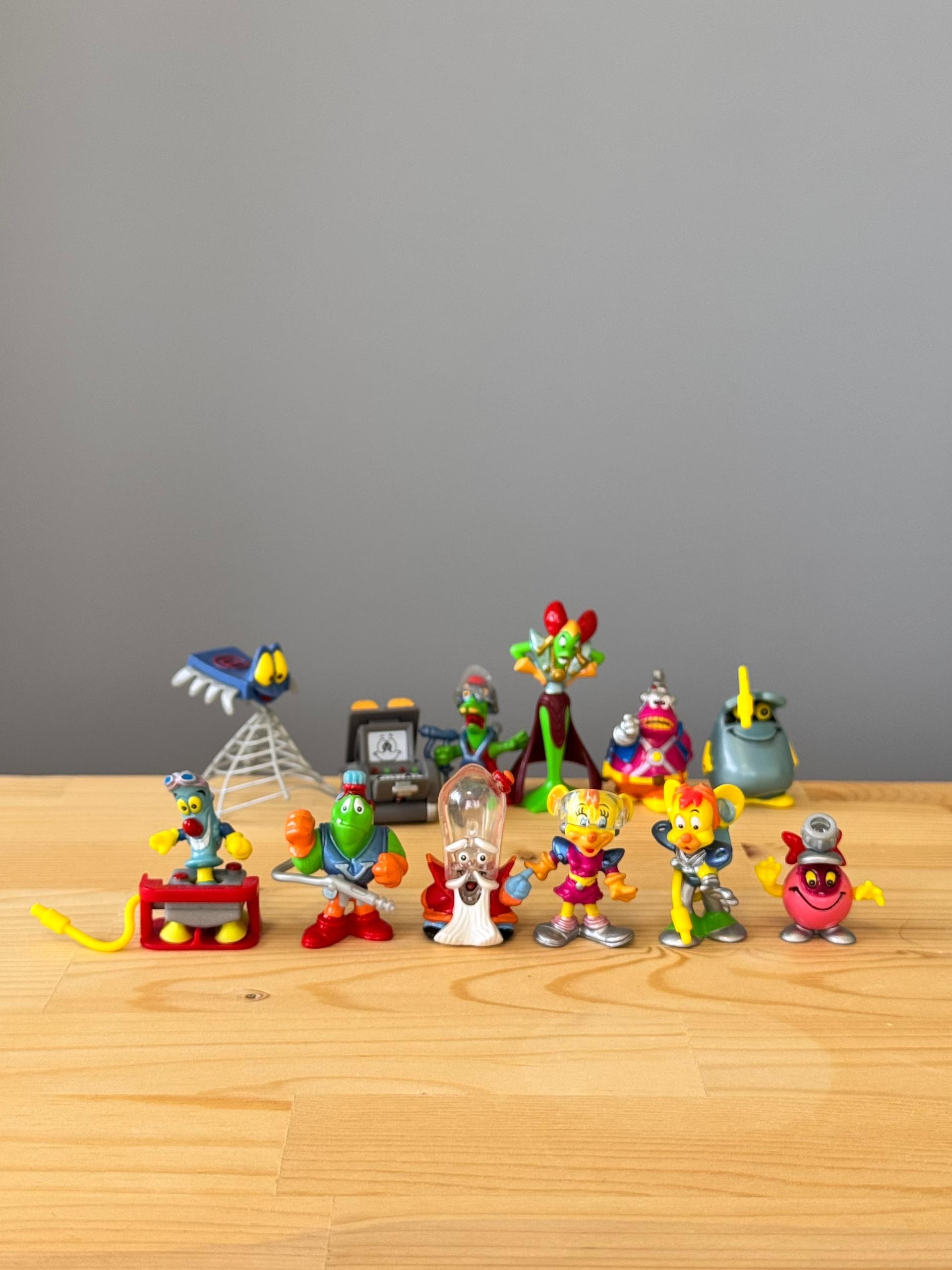 ست 12 تایی سایبر تاپ از تخم مرغ شانسی کیندر