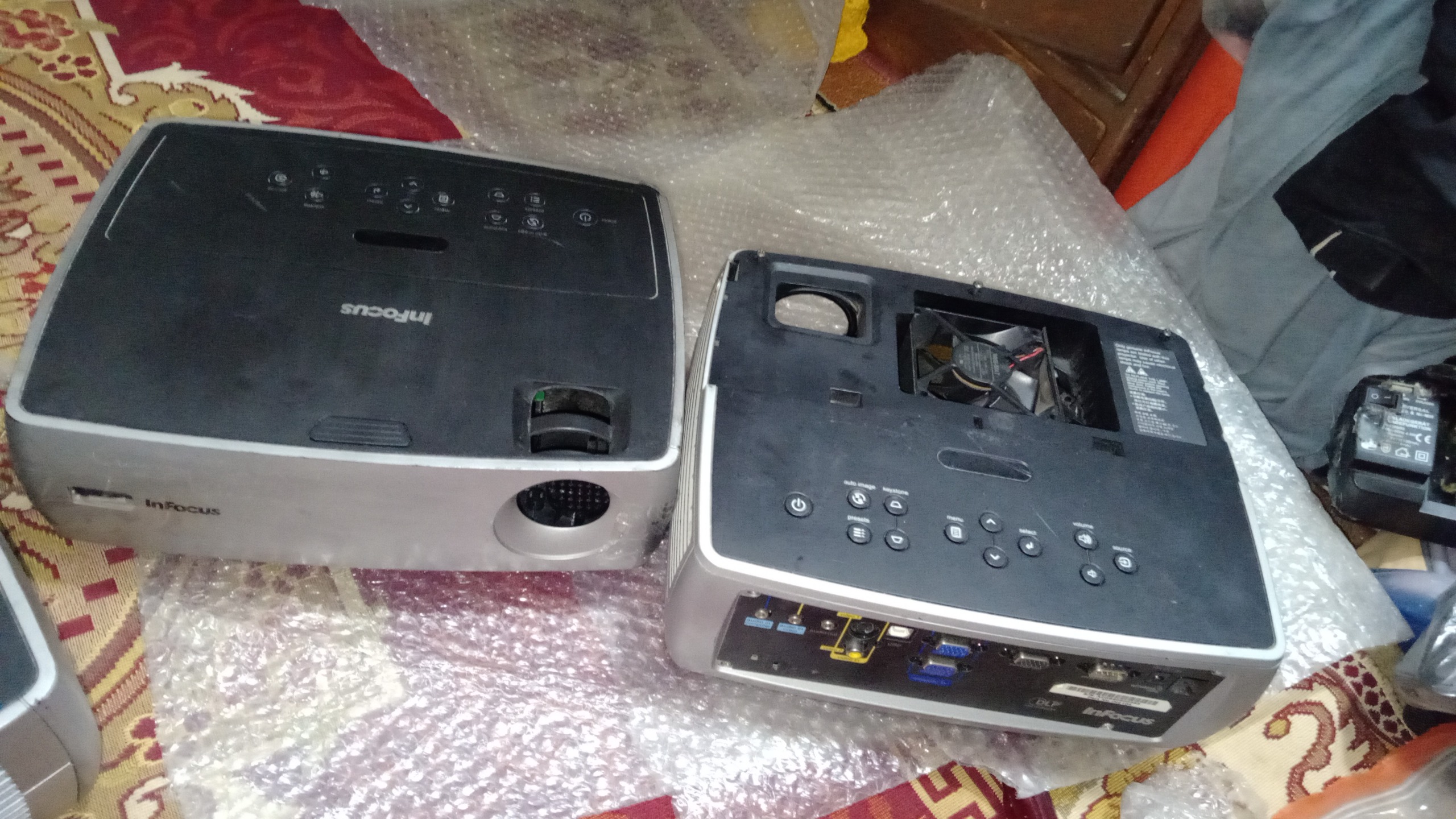 2عدد ویدیو پرژکتور اینفوکوس ناقص