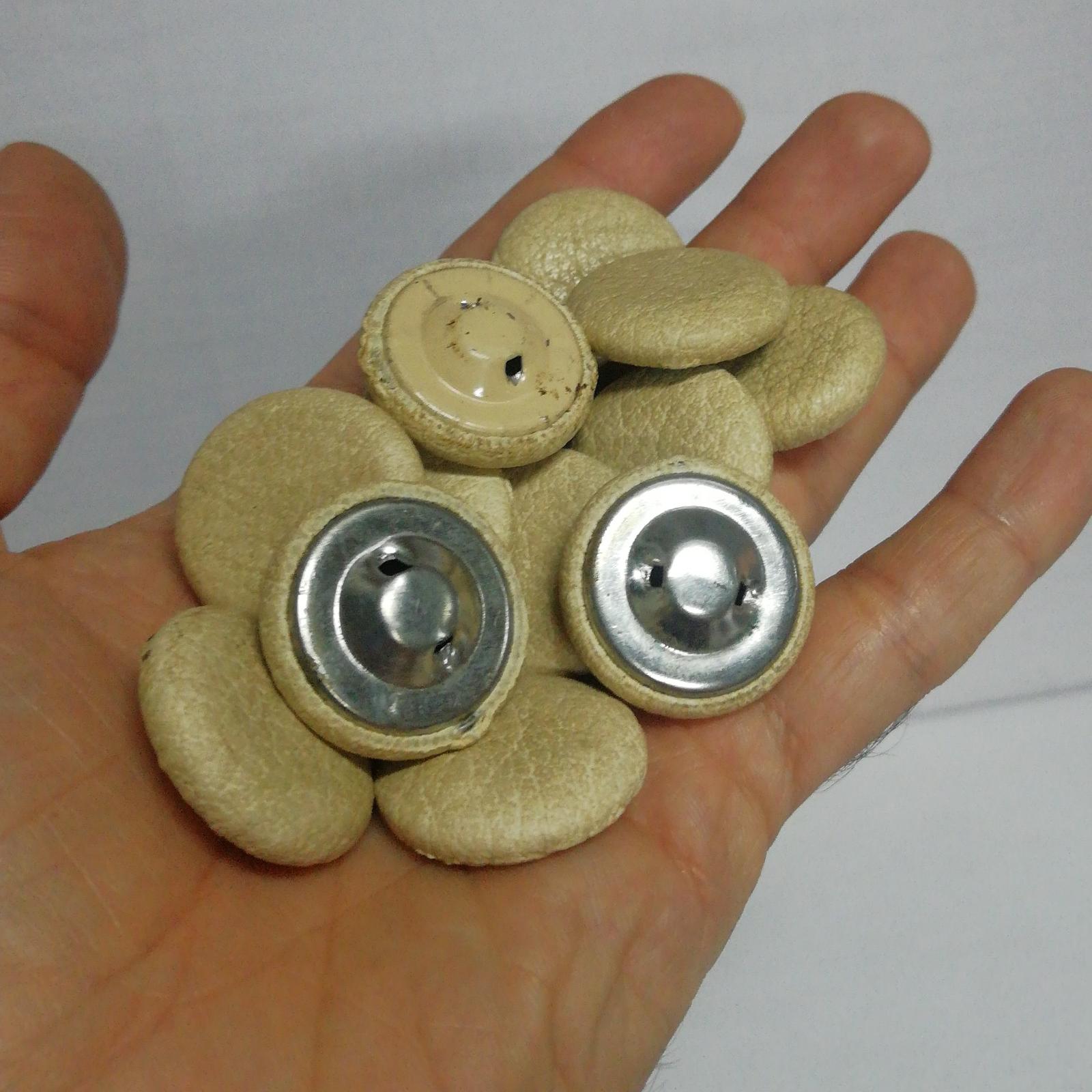 دکمه مبلی چروکش چرم