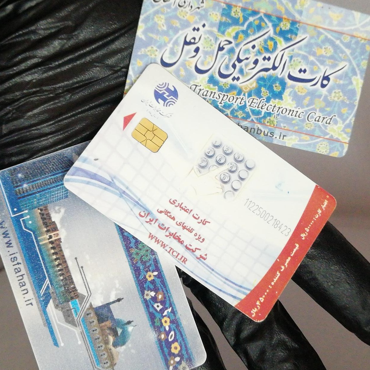 سه کارت تلفن و اتوبوس قدیمی