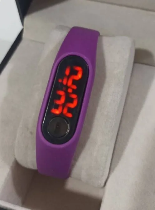 ساعت با نمایشگر ال ای دی طرح میبند