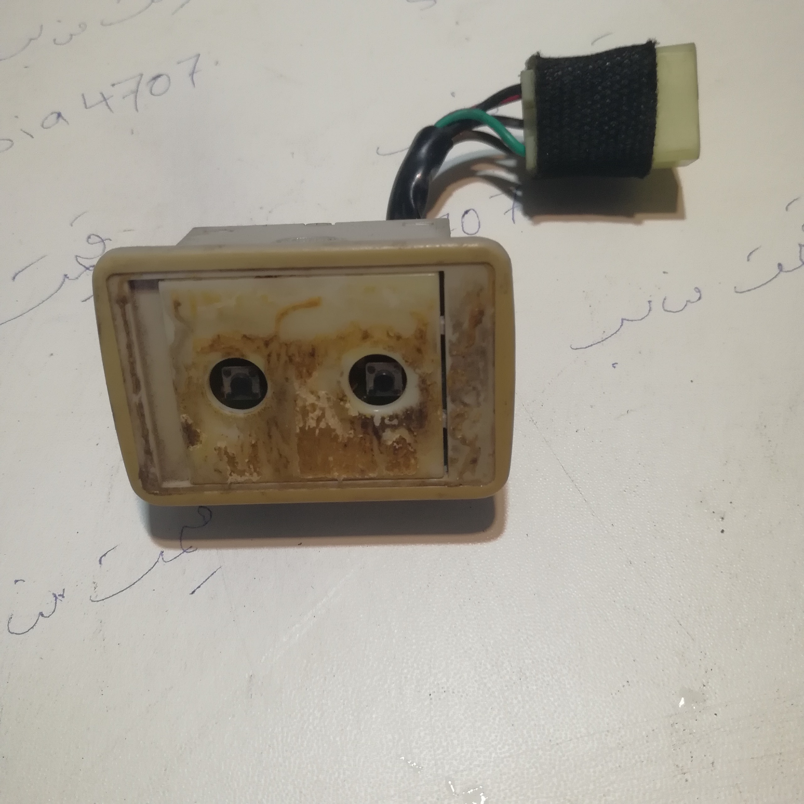 شستی کلید بالابر شیشه ماشین. (پراید)