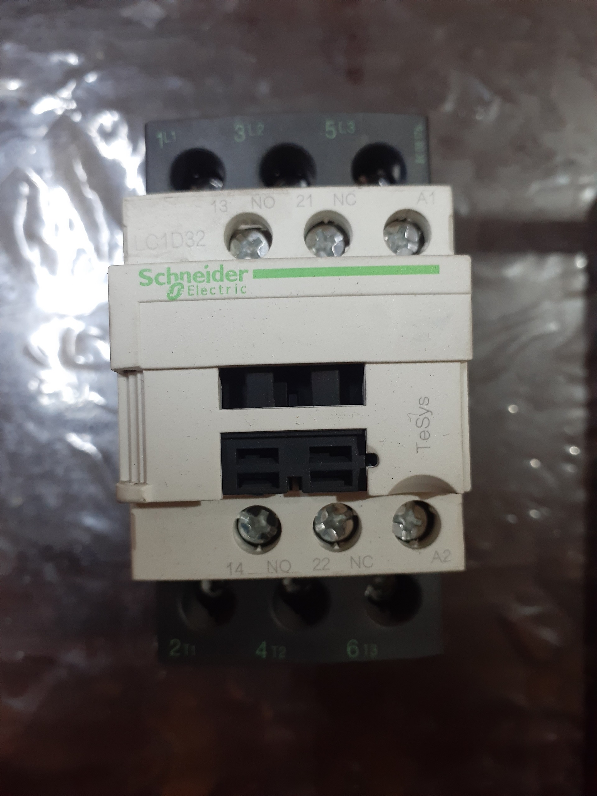 کنتاکتور اشنایدر اورجینال 32 آمپر بوبین 220V