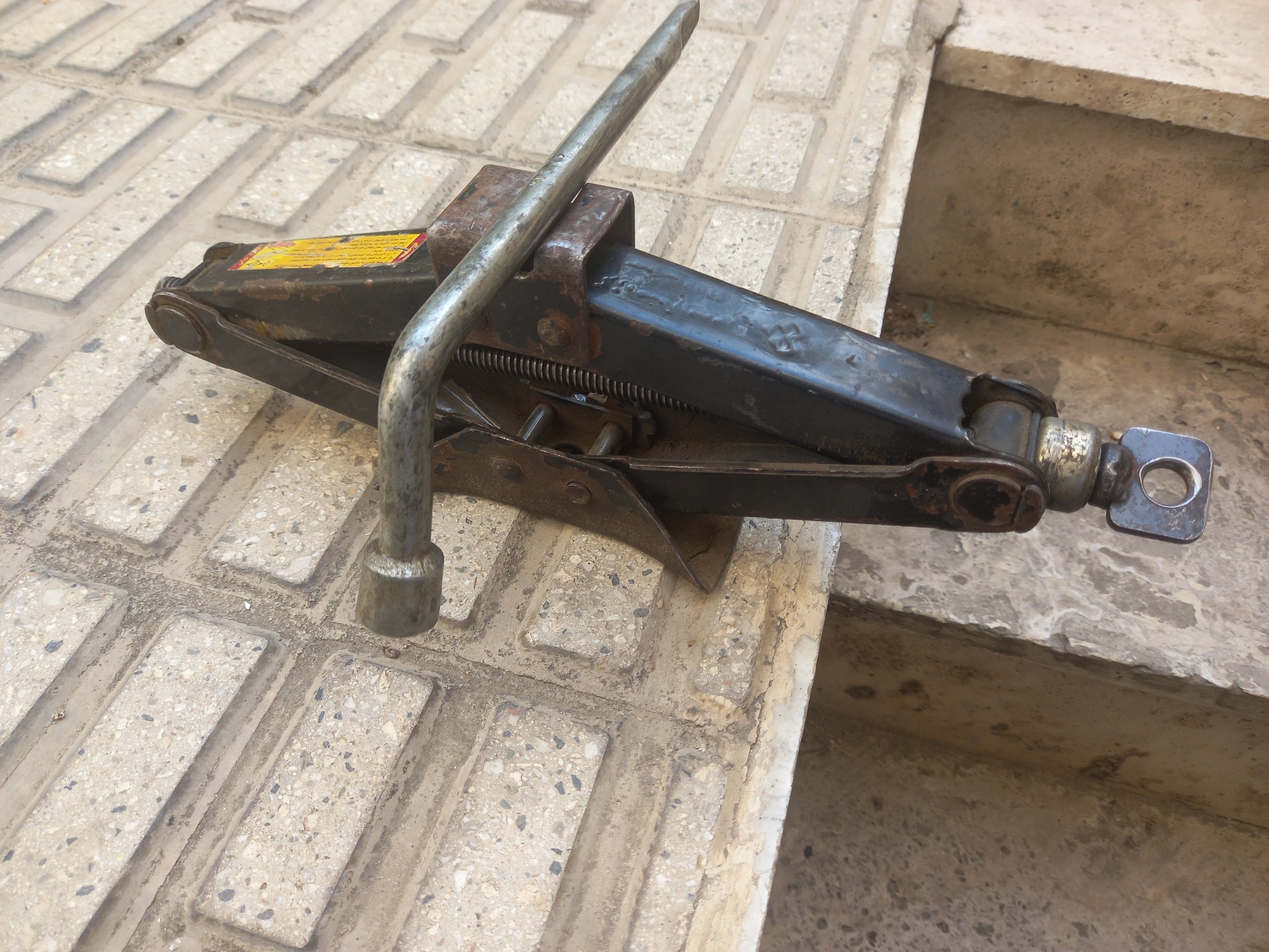 جک و آچار چرخ ماشین پراید