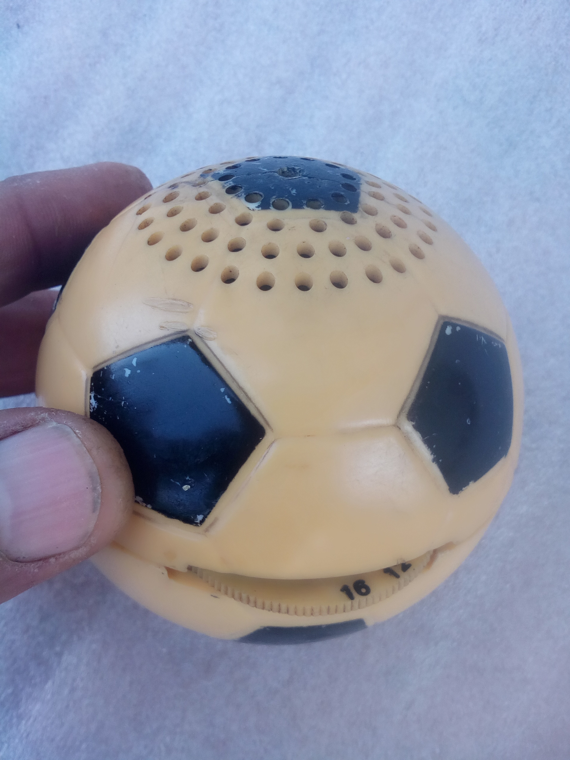 رادیوی قدیمی توپ شکل