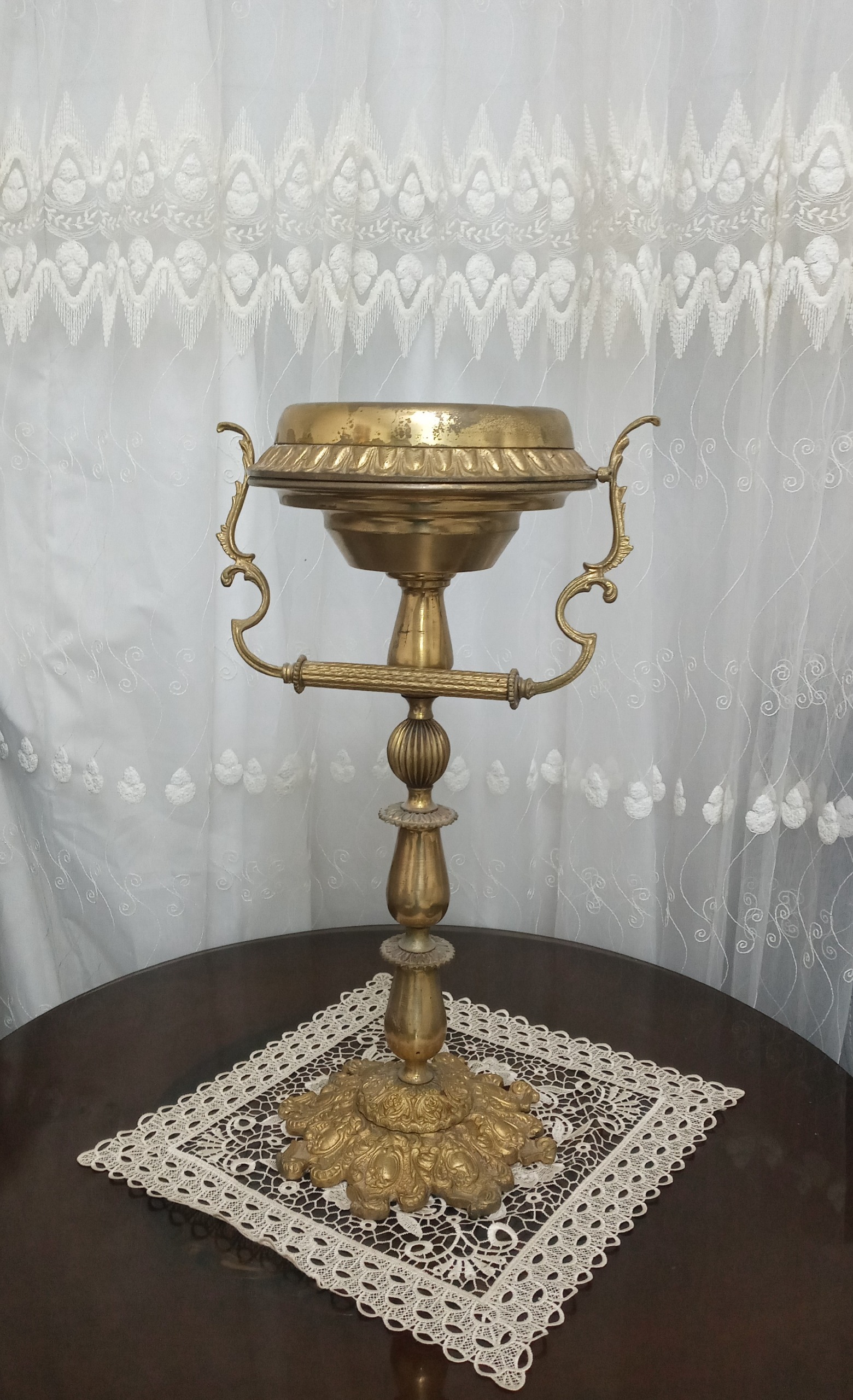 استند زیرسیگاری کنار سالنی سلطنتی