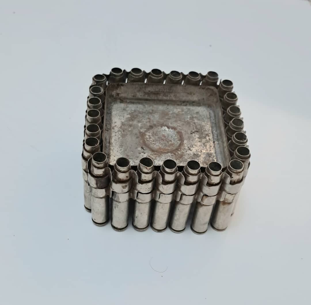 زیرسیگاری دموکرات ، قدیمی، اصل