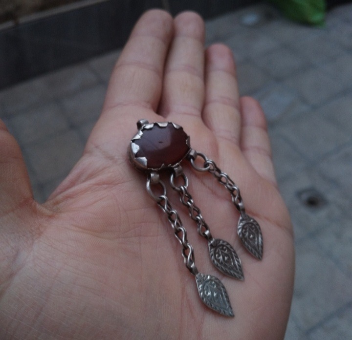 آویز نقره کهنه باعقیق سرخ یمنی کهنه تراش ثبتی