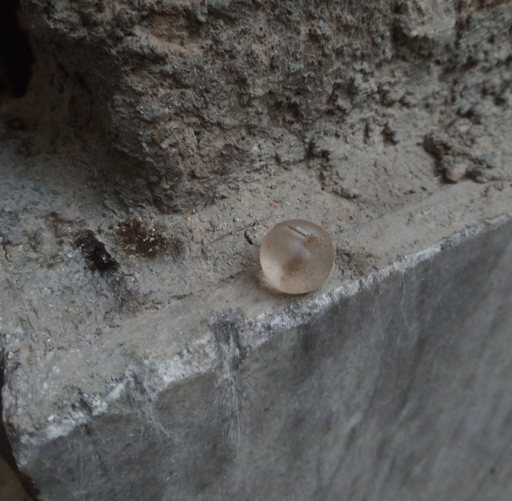 مهره جواهری کهنه باسختی بالا20قیراط توپاز یا یاقوت