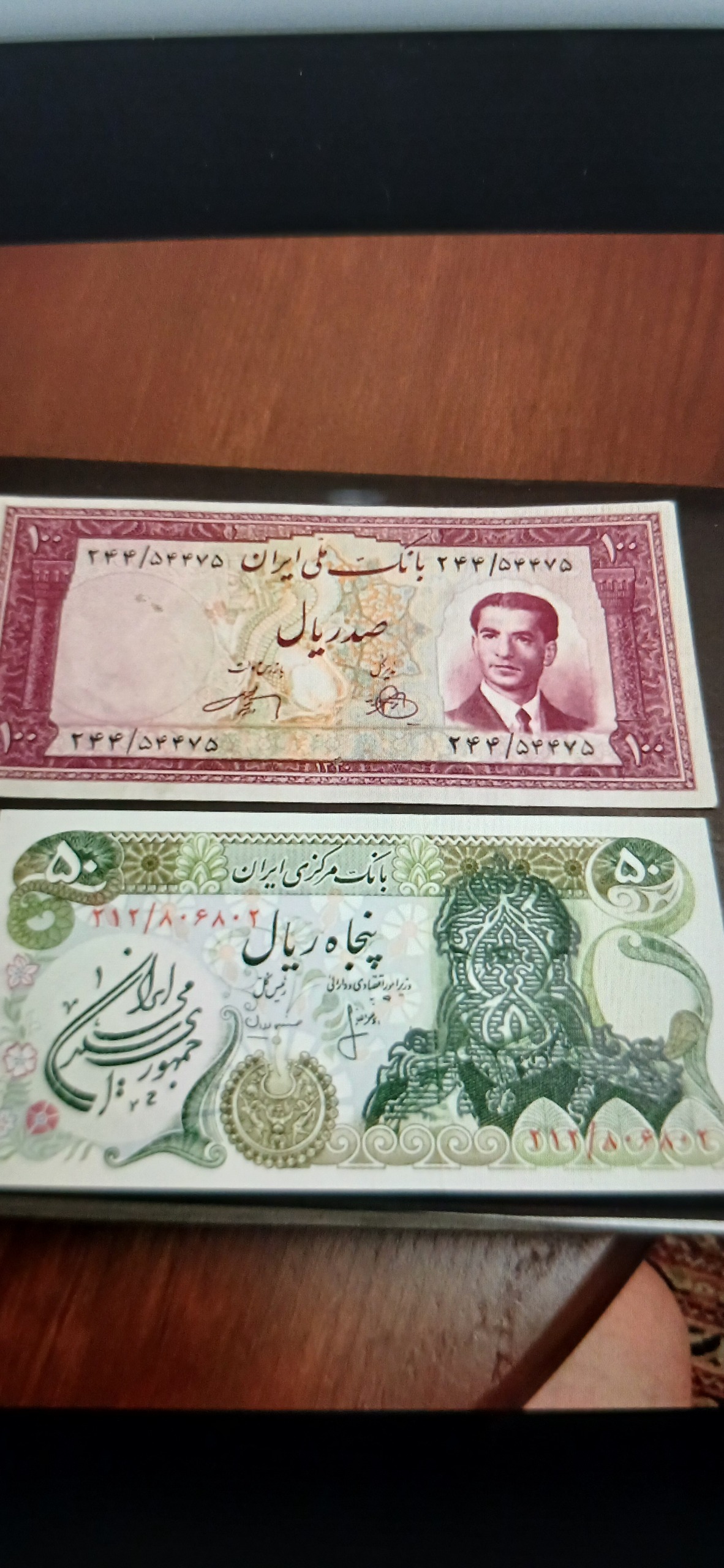 دو عدد اسکناس
