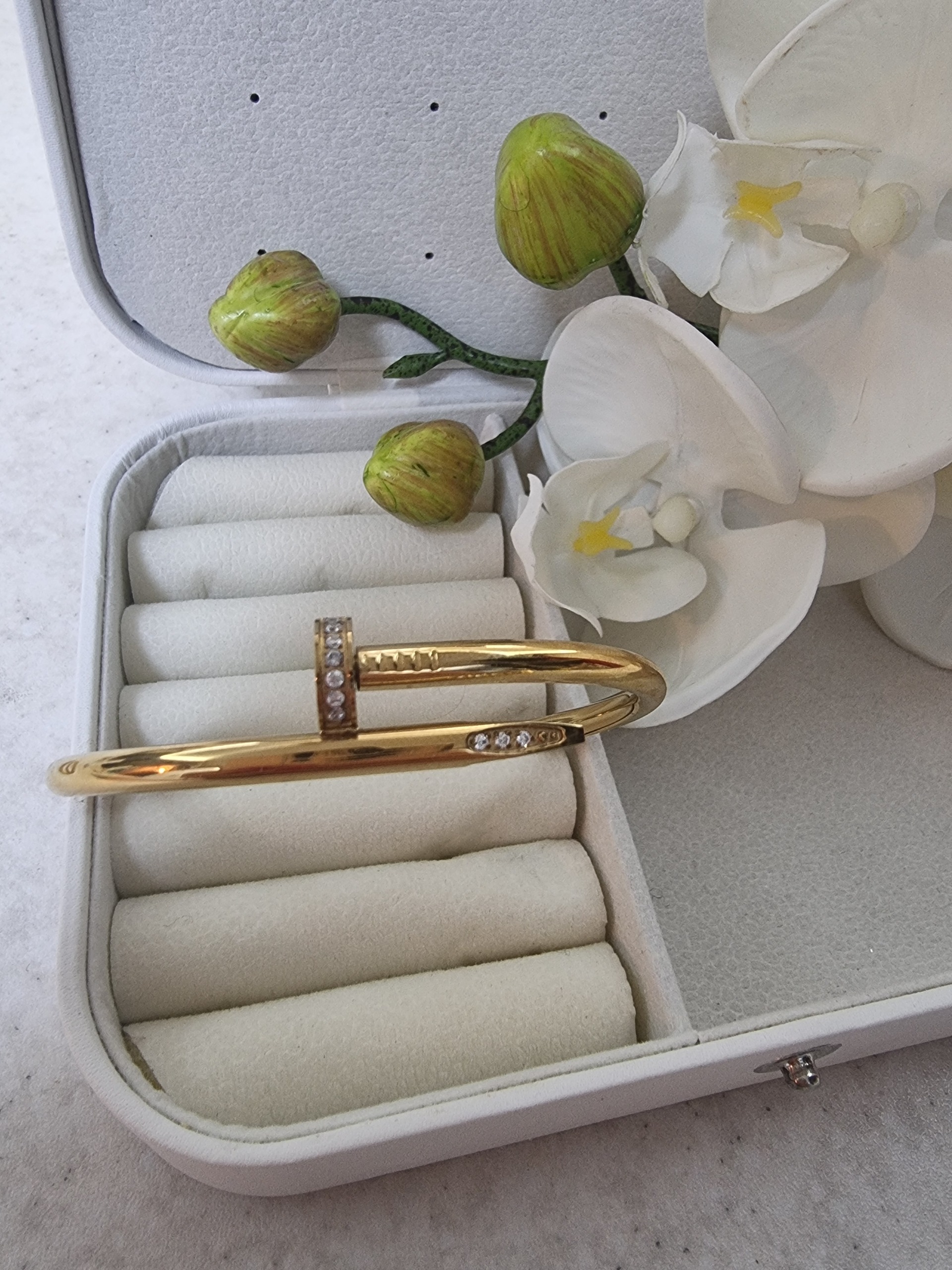 بنگل میخ کارتیه، رنگ کاملا ثابت، مشابه طلا