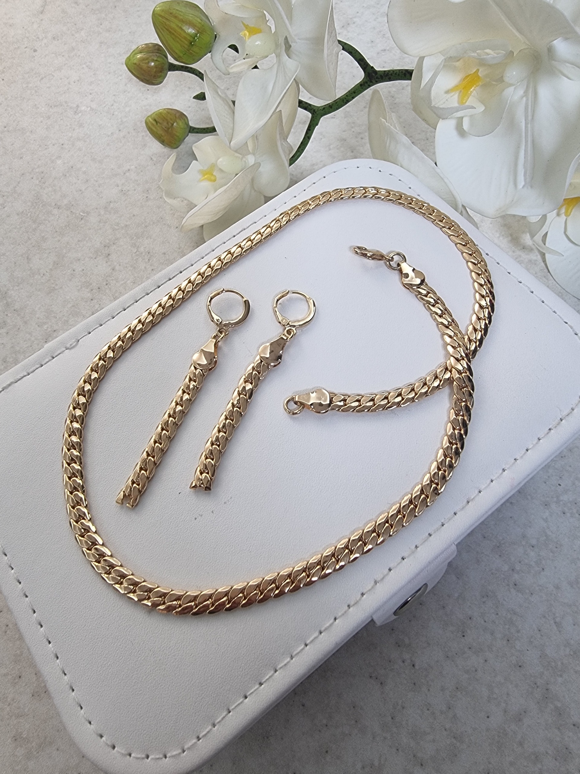 نیم ست کارتیه حصیری، رنگ ثابت