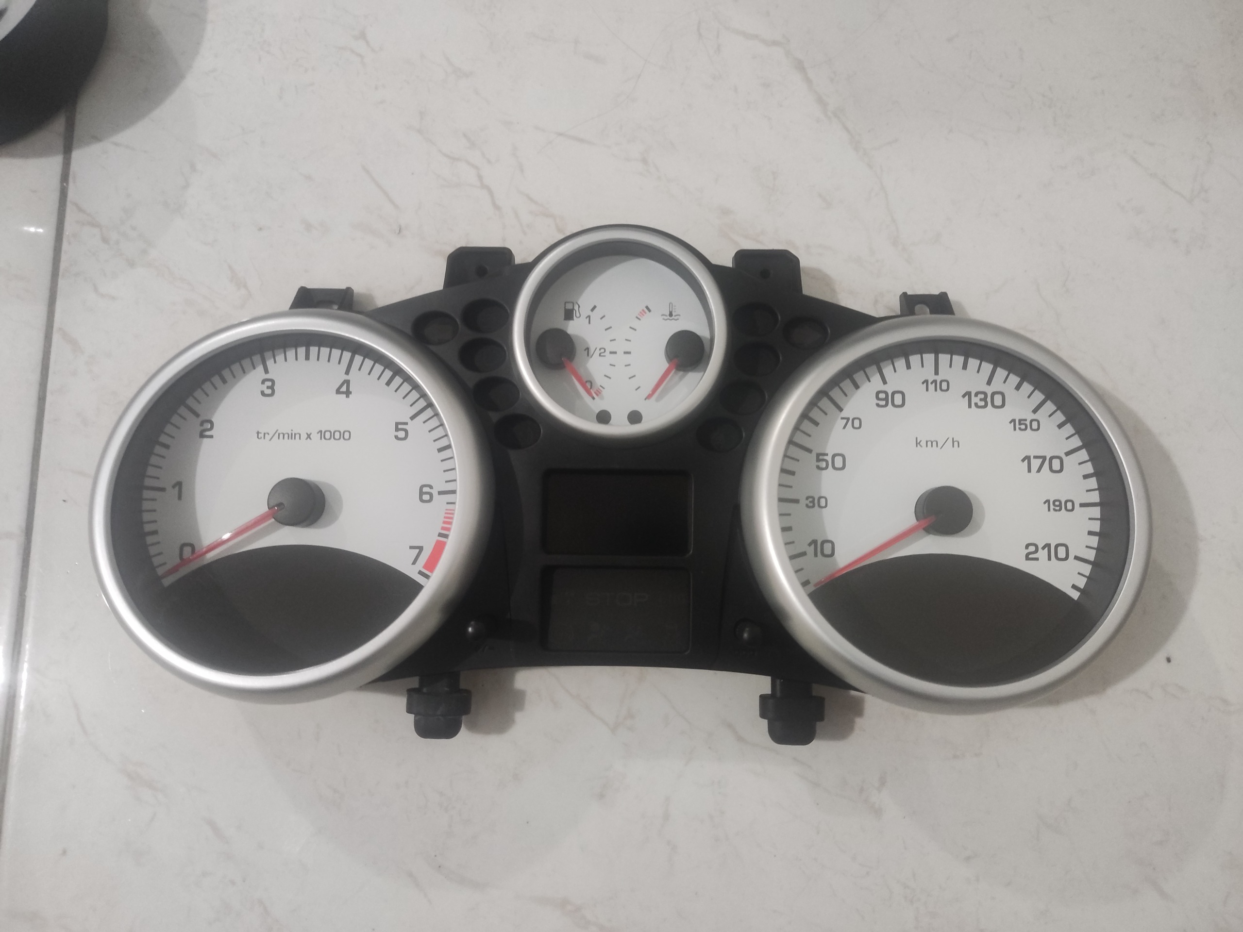 پشت آمپر کیلومت شمار پژو 207