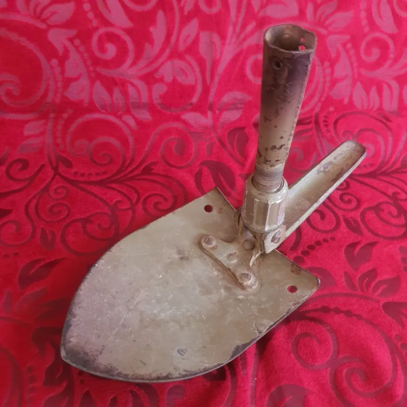 بیل و کلنگ نظامی قدیمی