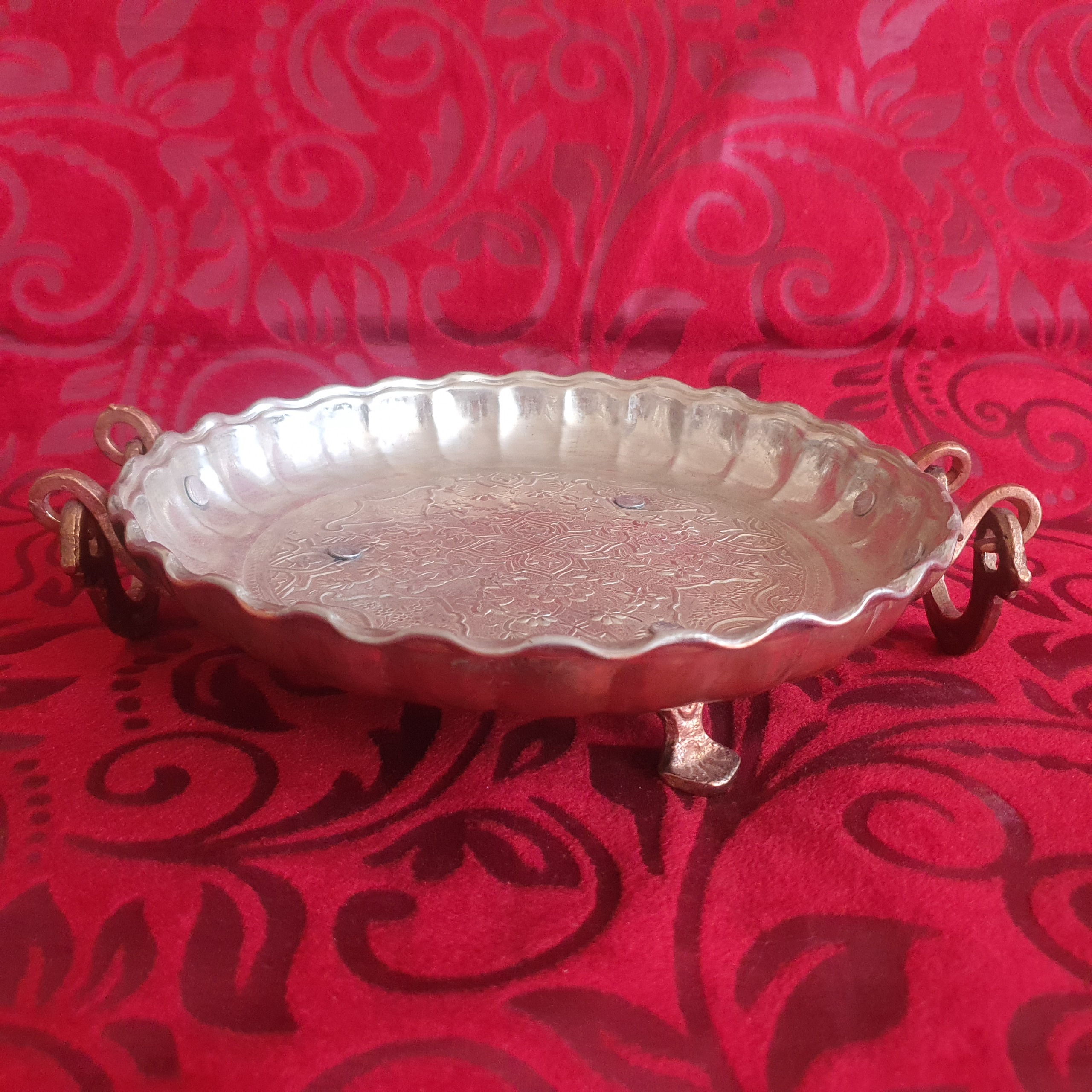 سینی مسی پایه دار نقش دار دسته گوشواره ای