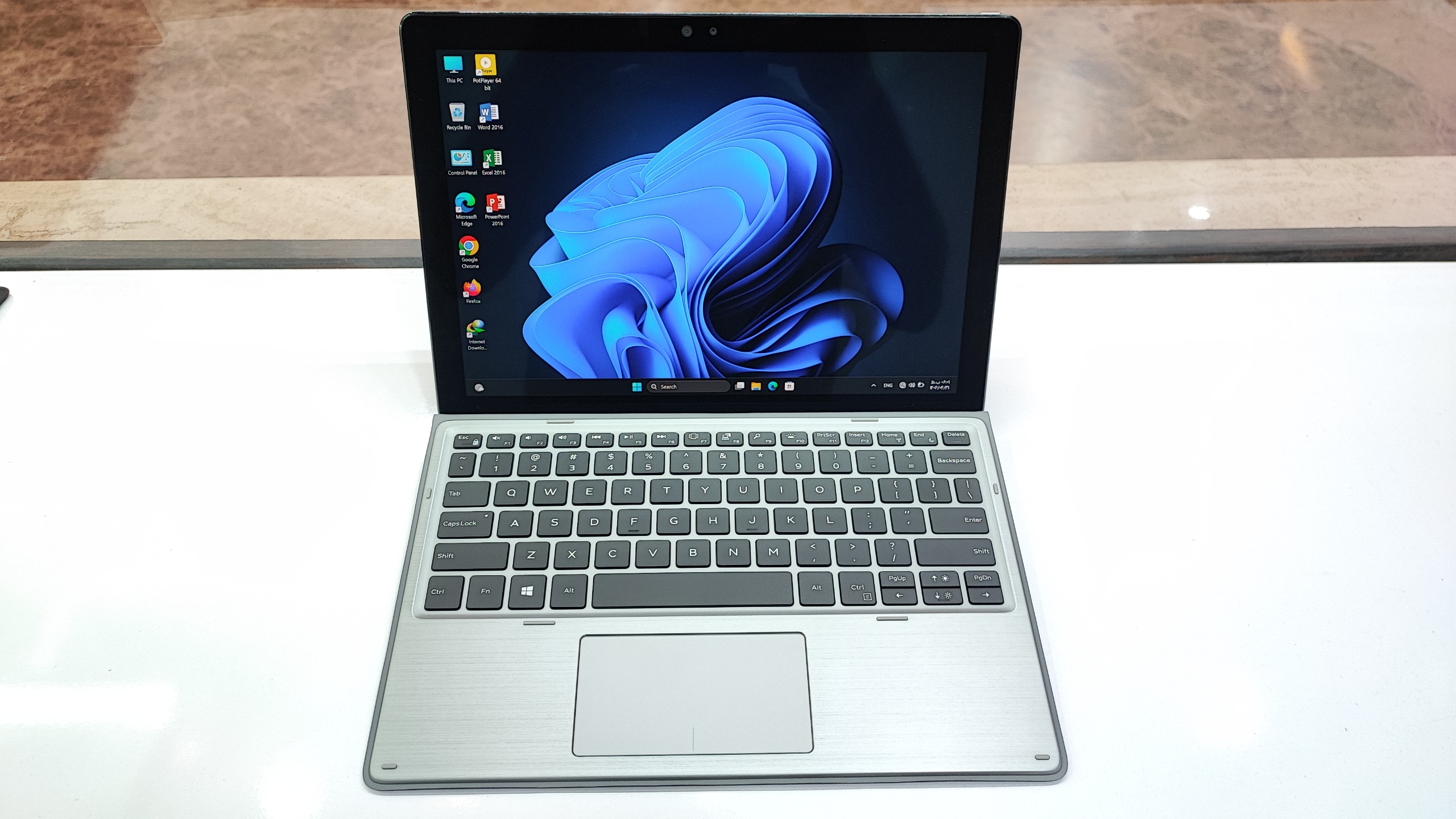 لپ تاپ تبلت شو DELL Latitiude 7200