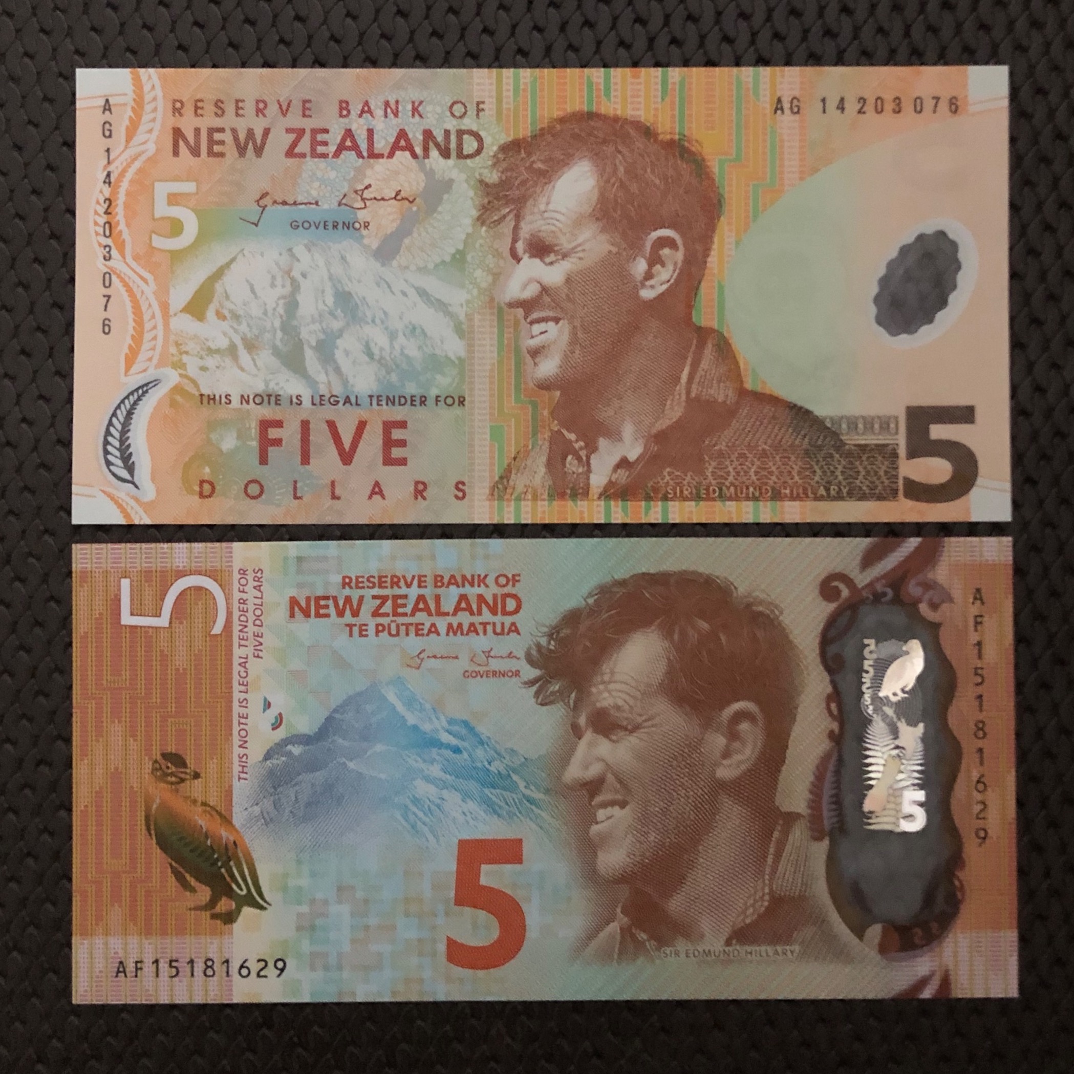 دوعدد اسکناس تک بانکی 5 دلار نیوزیلند ( نیوزلند )