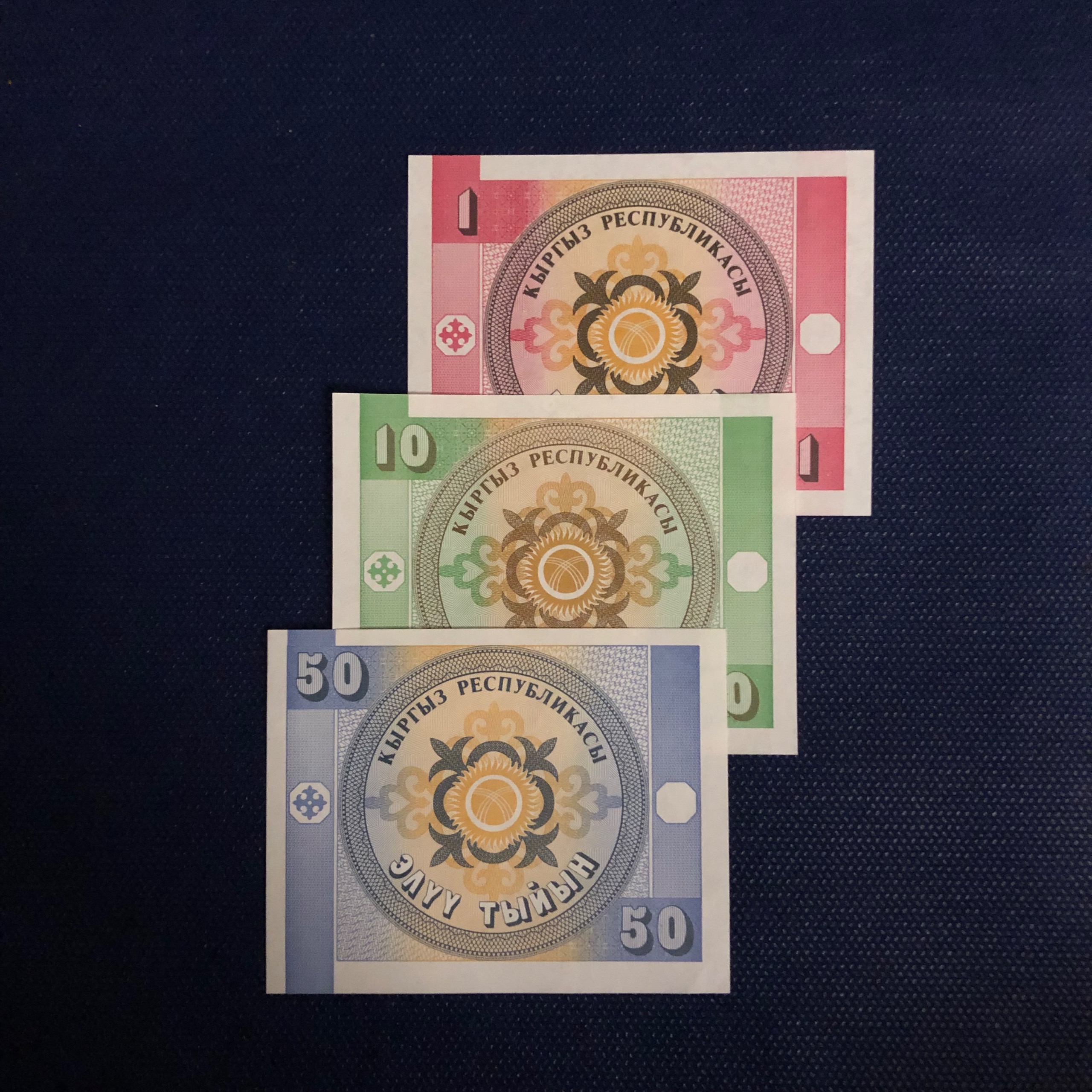 سه عدد اسکناس بانکی 1و10و50 تین قرقیزستان
