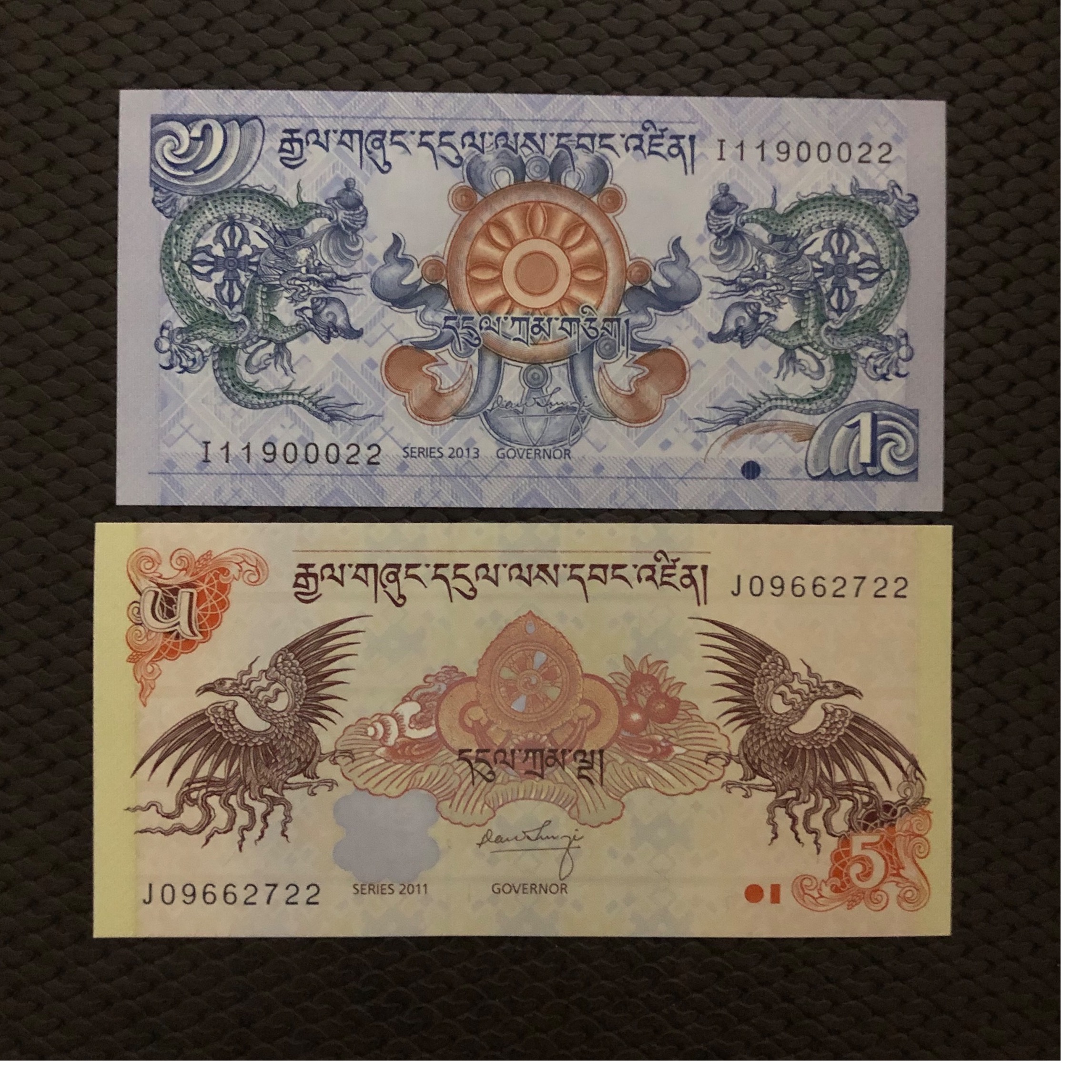 دوعدد اسکناس تک 1و5 نگولتروم بوتان شماره متفاوت