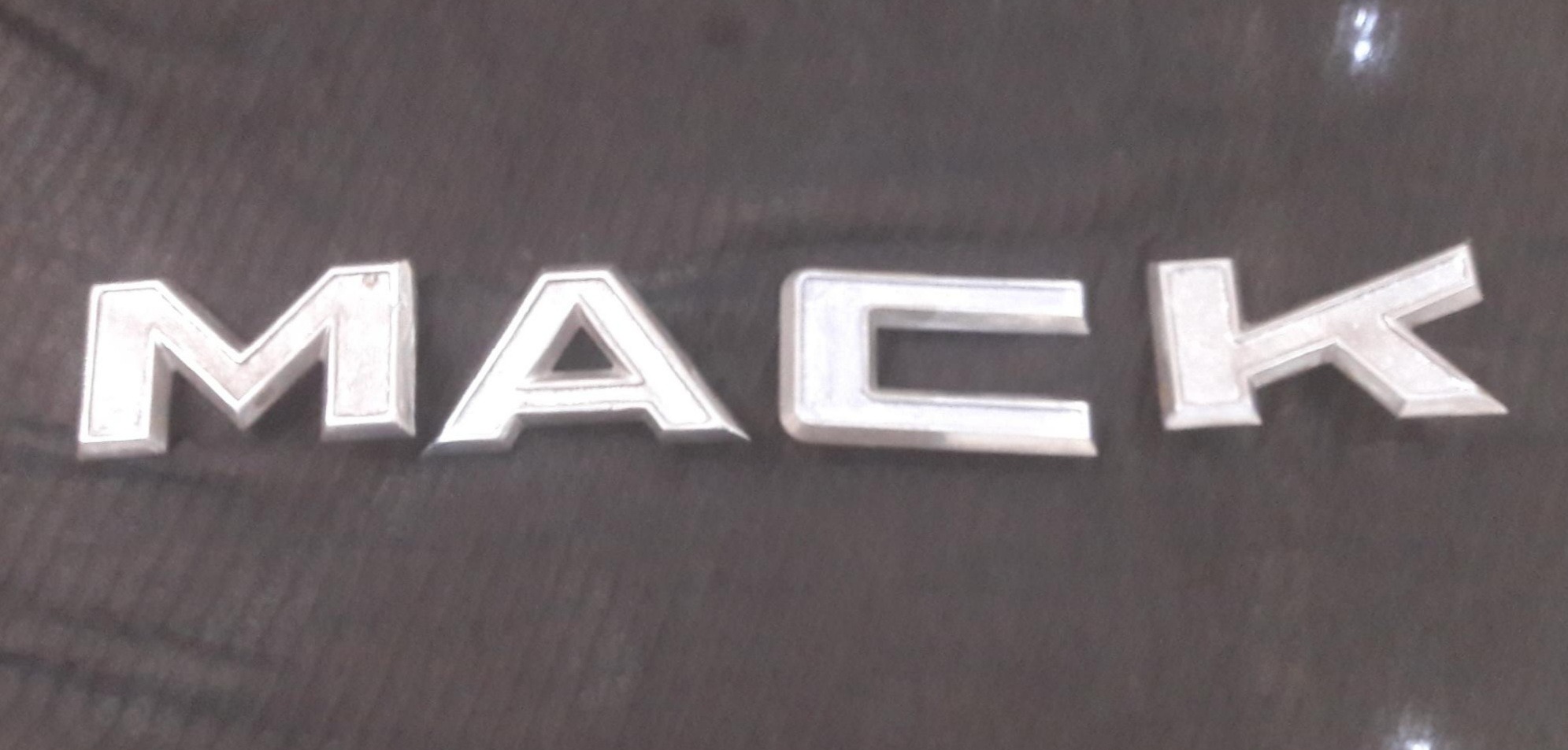 آرم جلوی ماک MACK