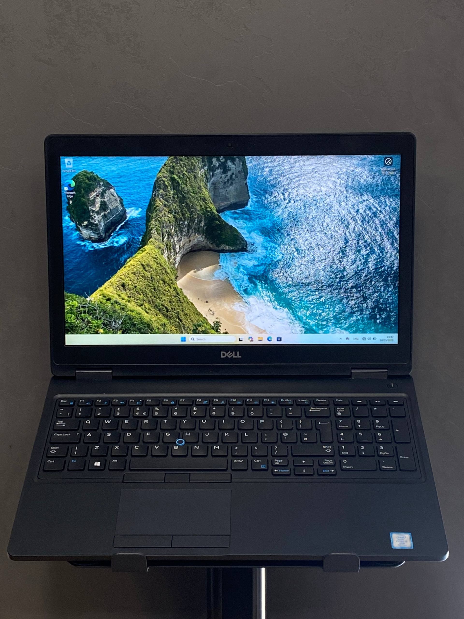 لپ تاپ بسیار تمیز DELL 5590
