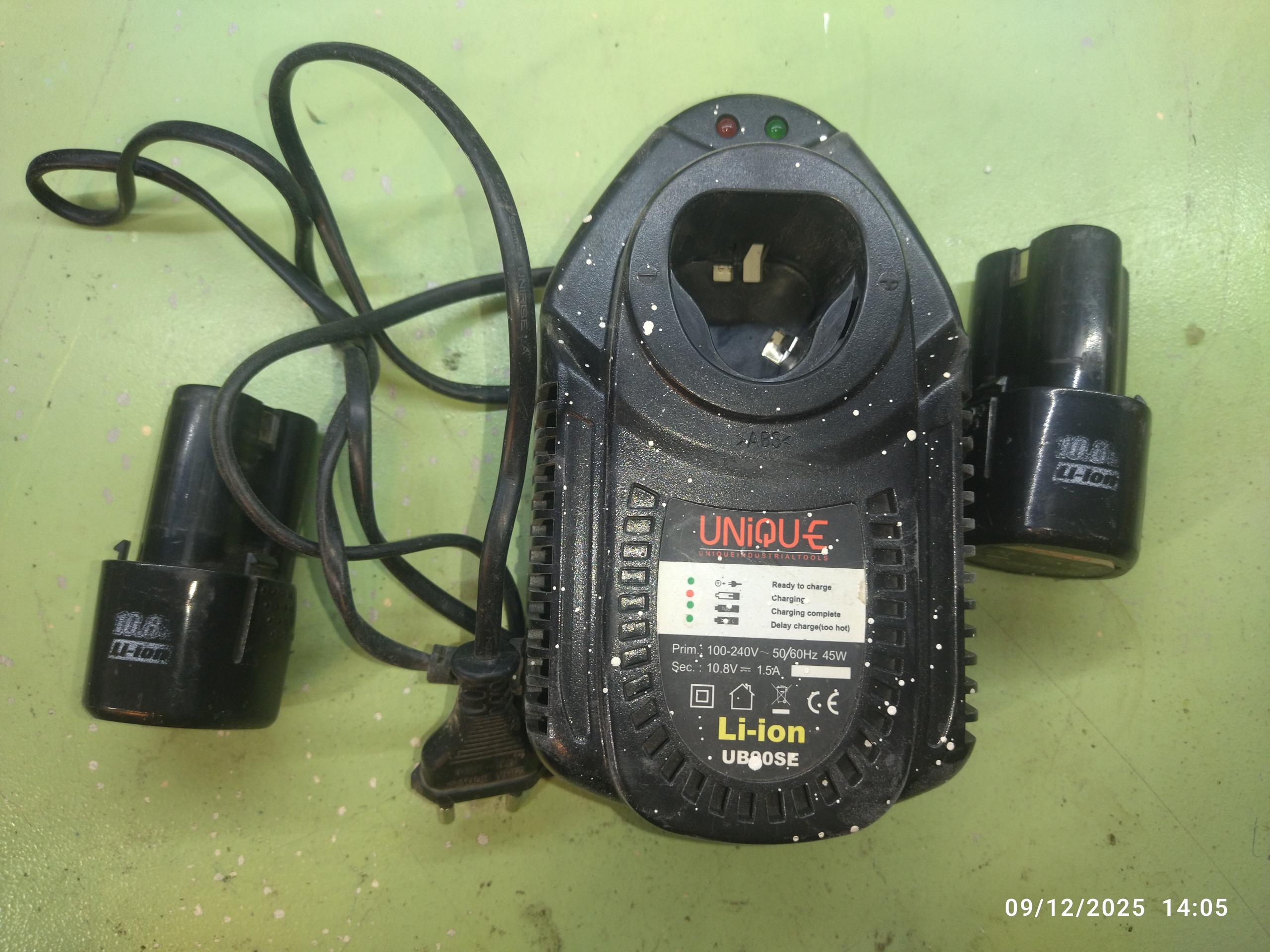 شارژر و باتری 12 ولت یونیک