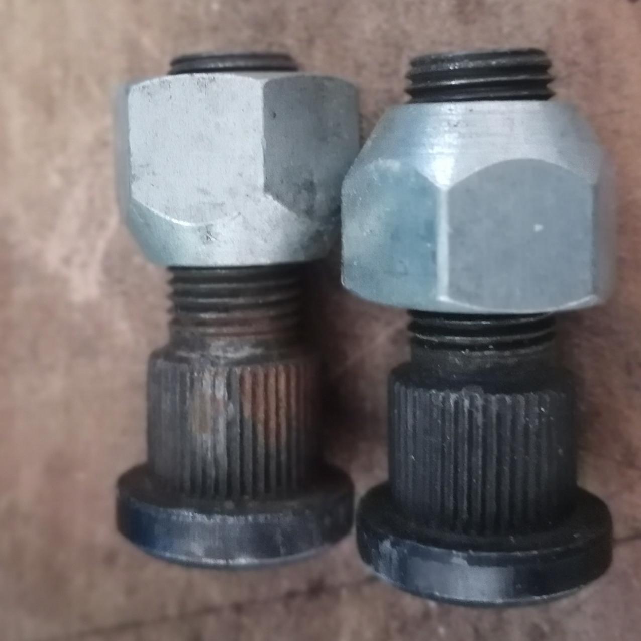 یک جفت پیچ و مهره چرخ ماشین پاترول لندکروز