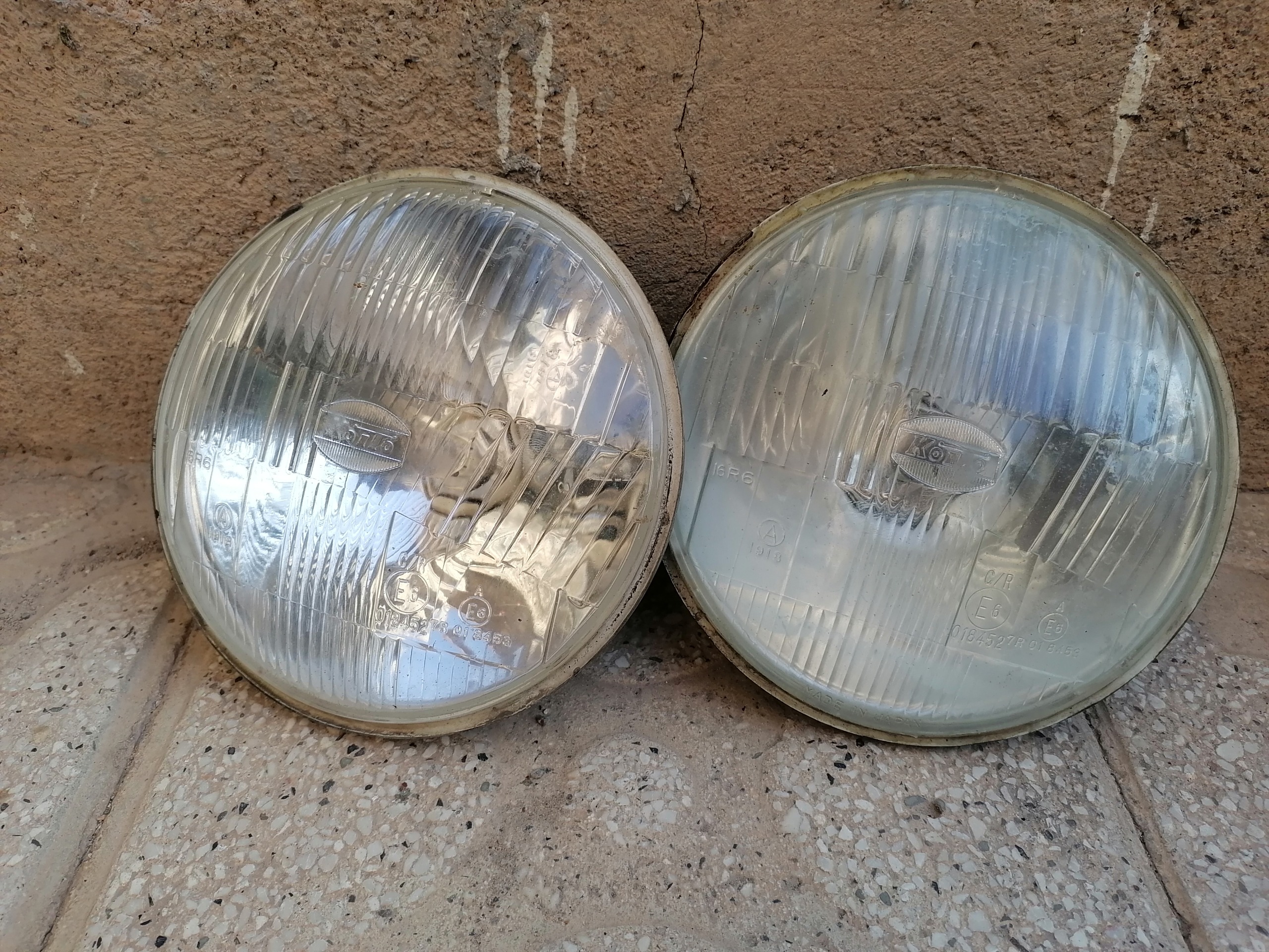 یک جفت چراغ جلو جیپ و لندکروز