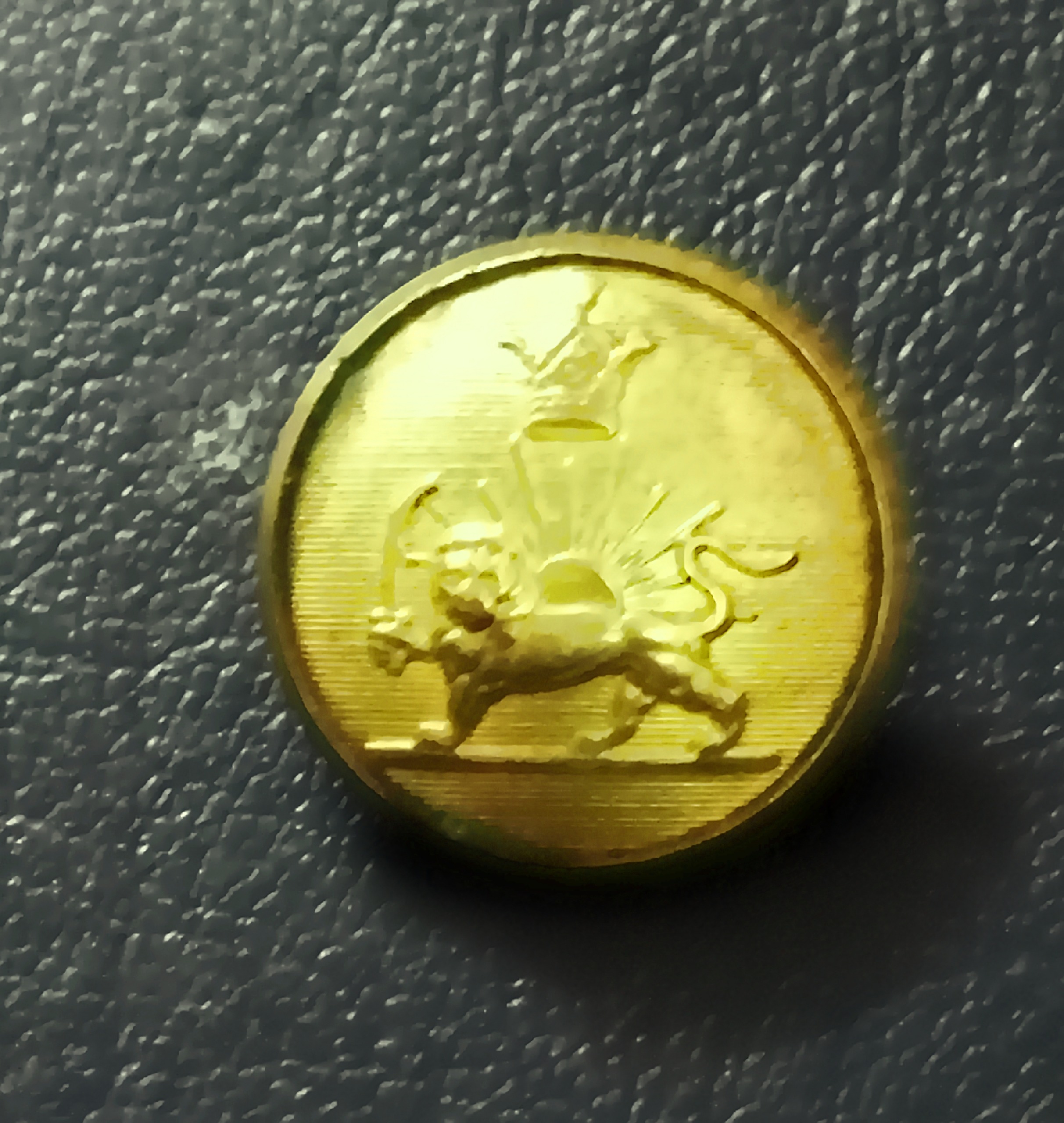 دکمه برنجی قدیمی